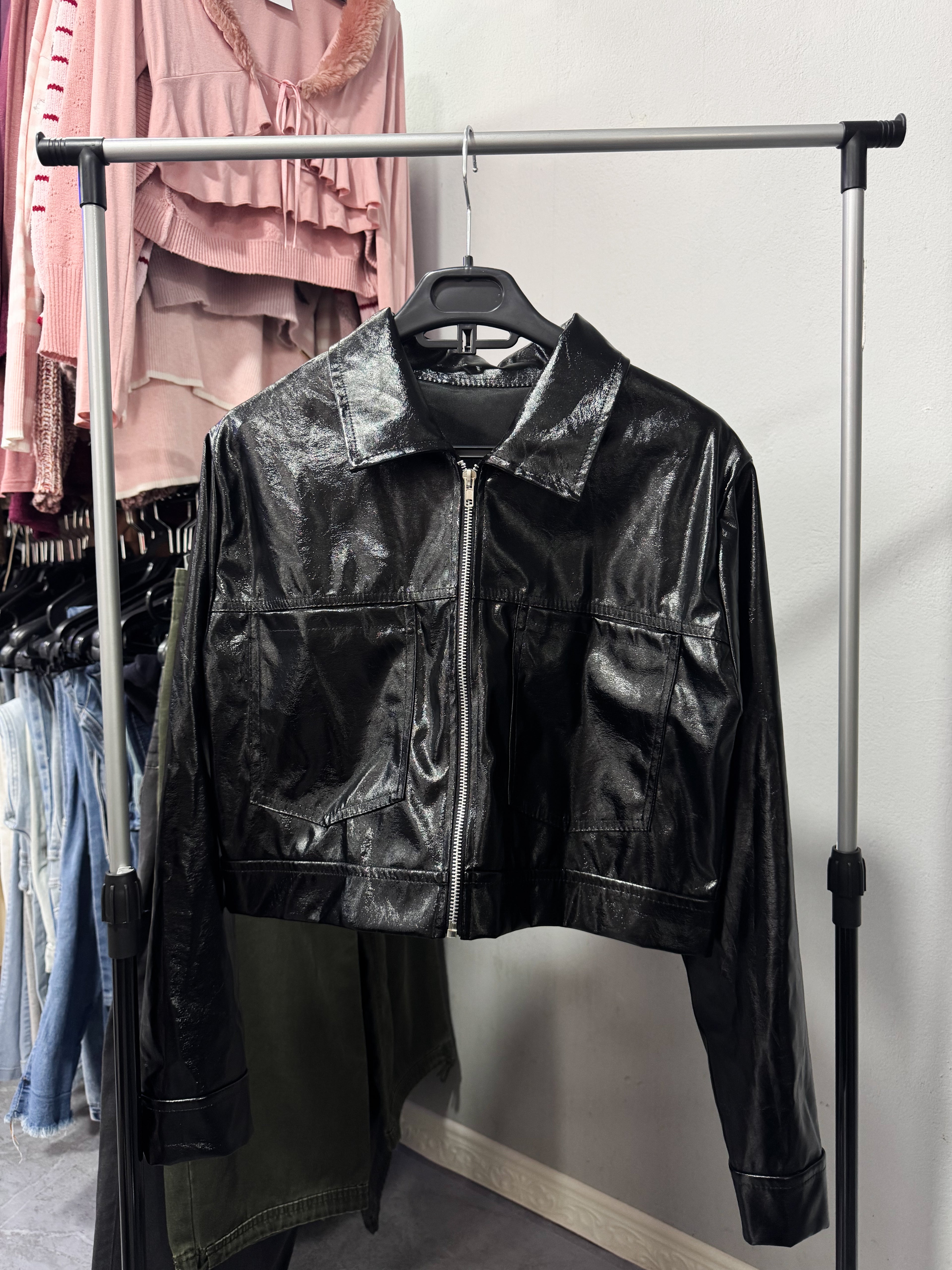 Chaqueta negra cuerina brillosa
