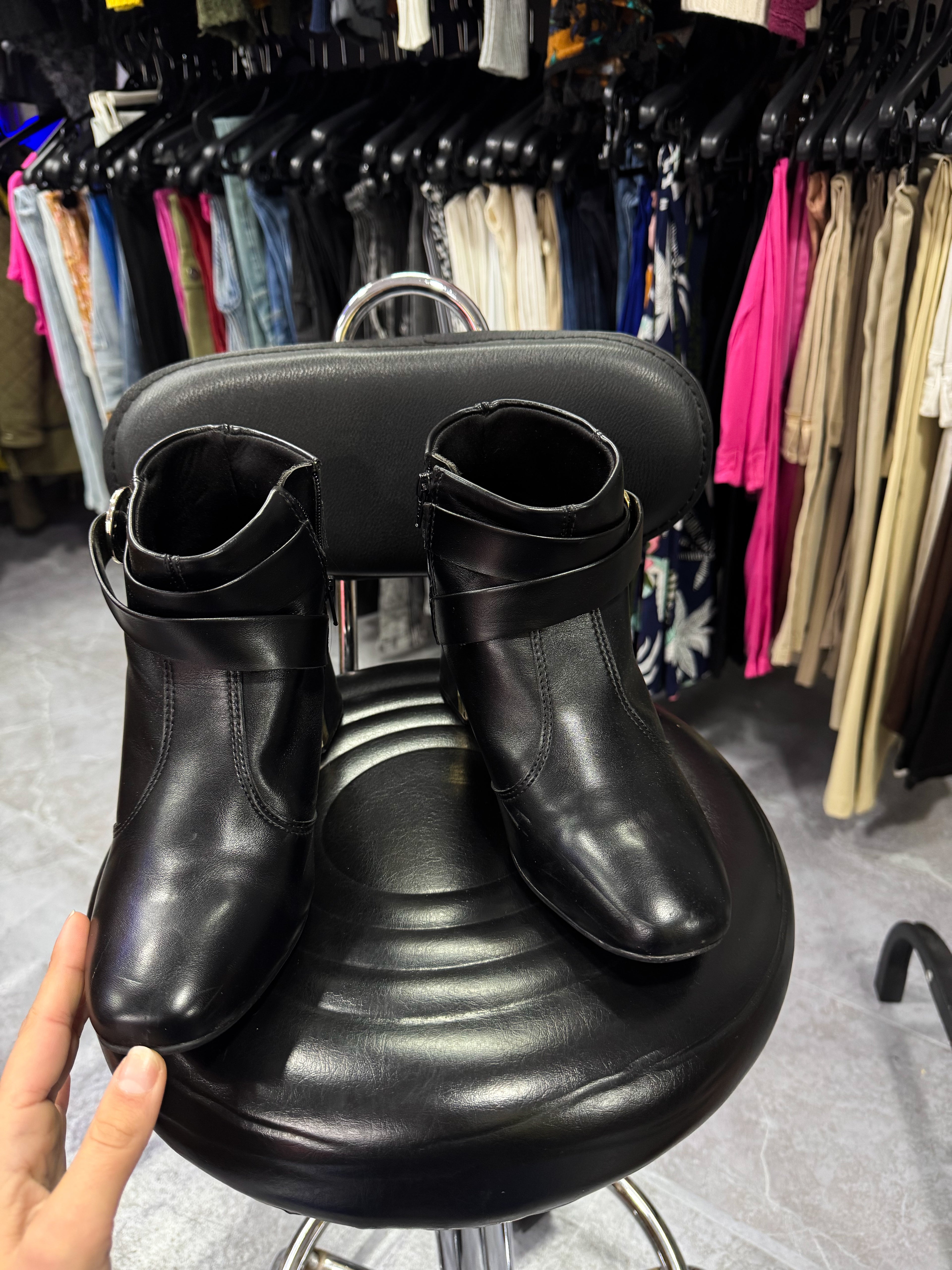 Botas negras con hebilla