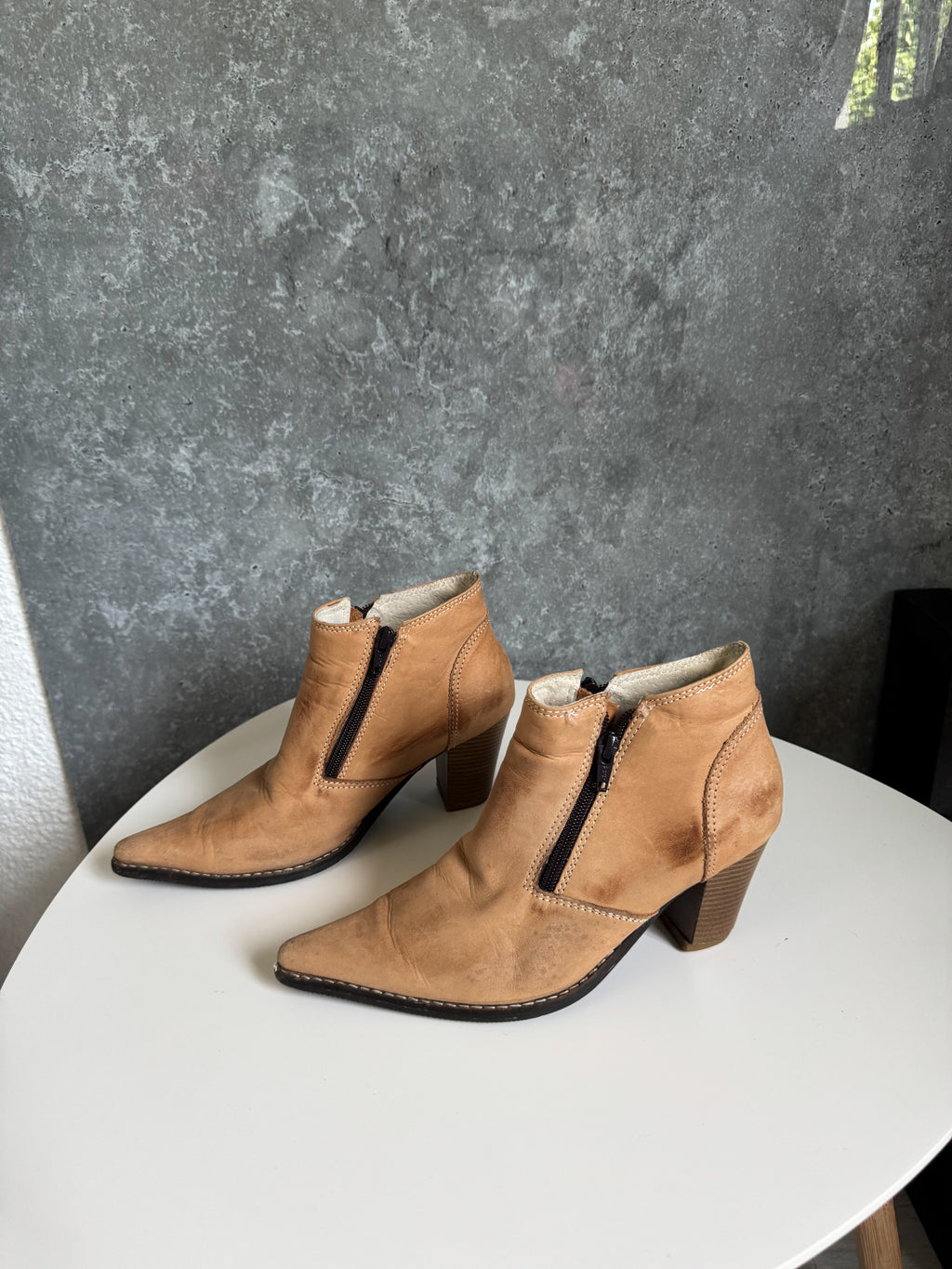 Botas de cuero marrones en punta