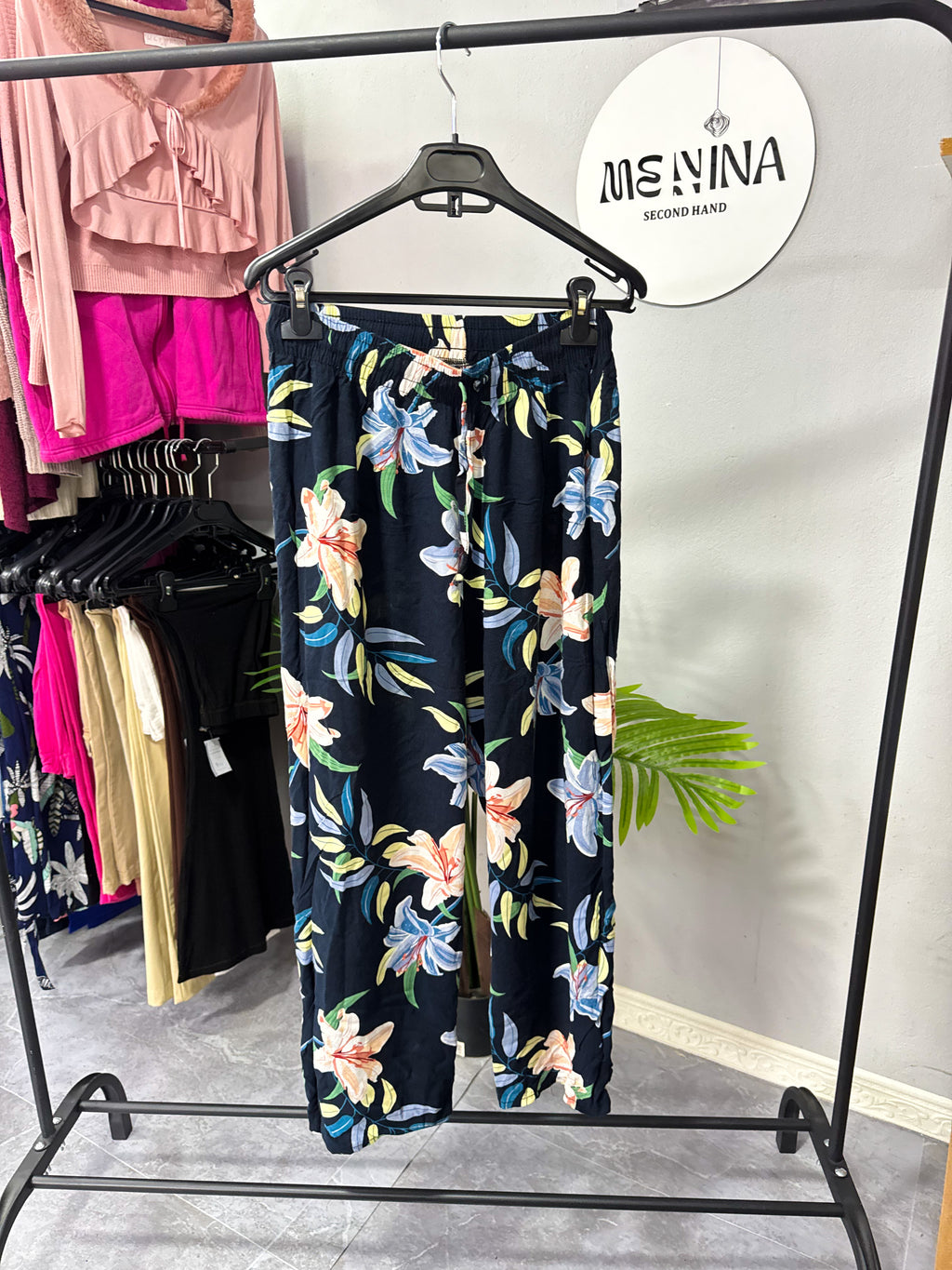 Pantalón azul con flores