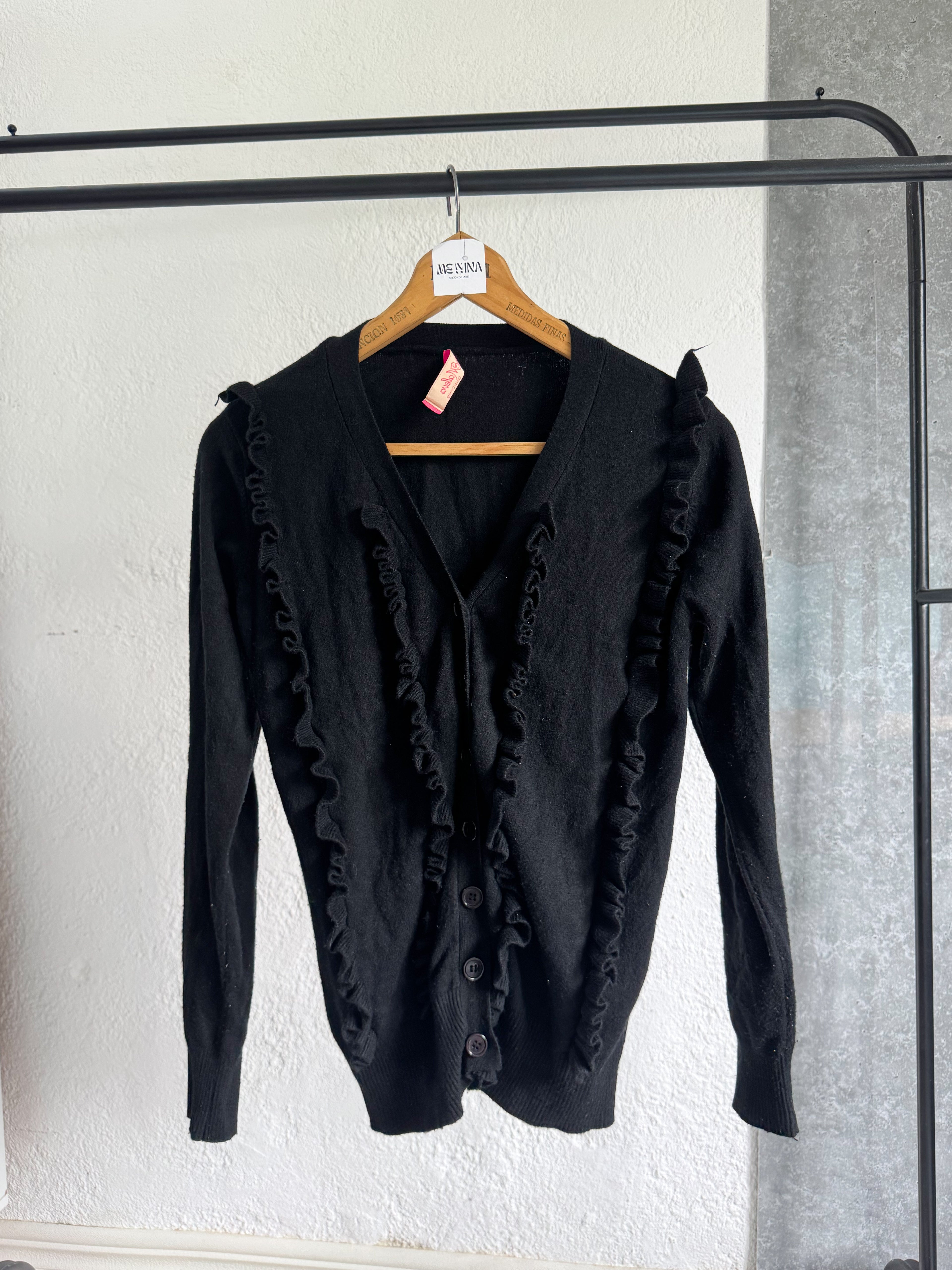 Saco negro con volados y botones delanteros