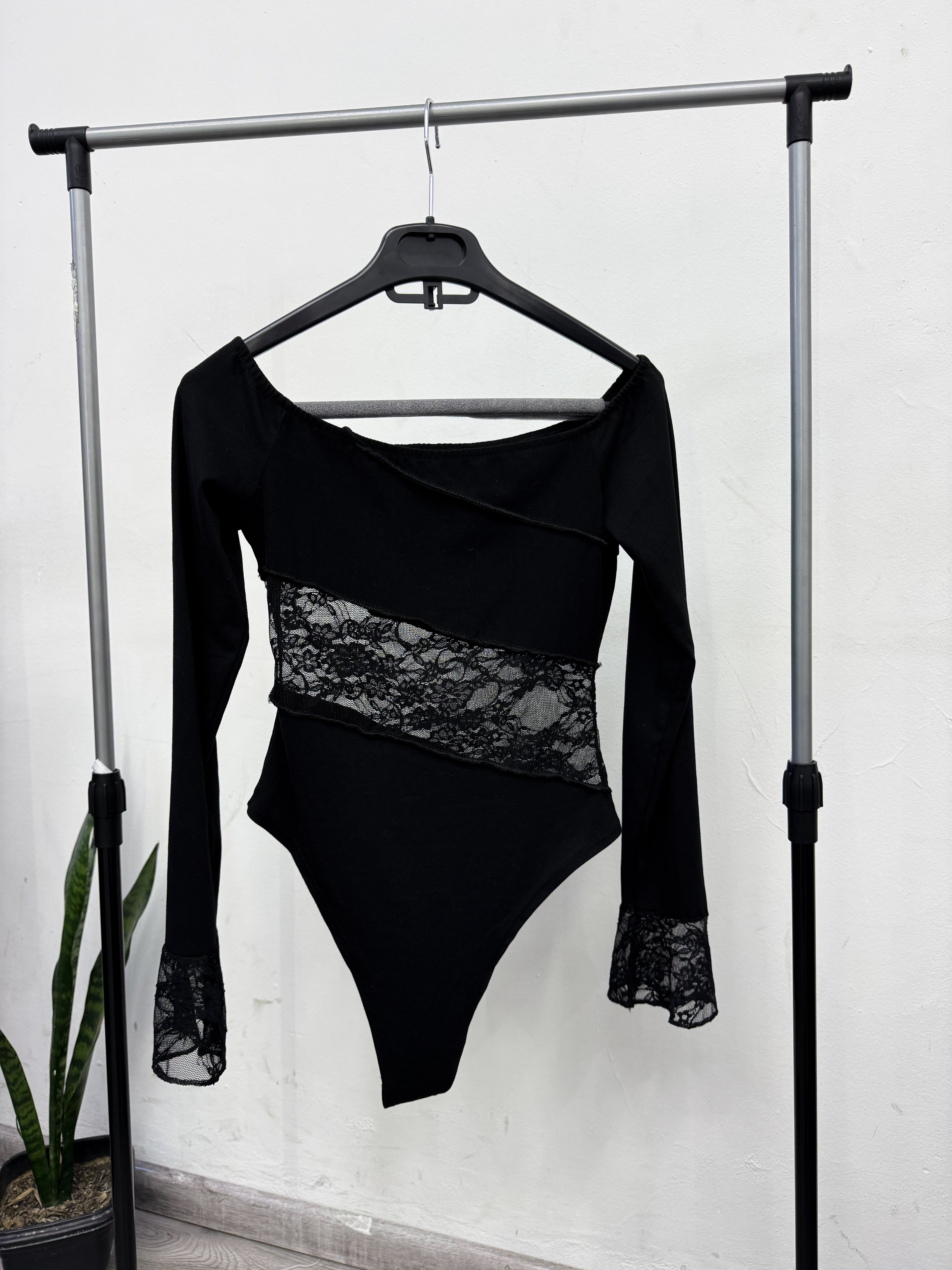 Body negro con encaje manga larga