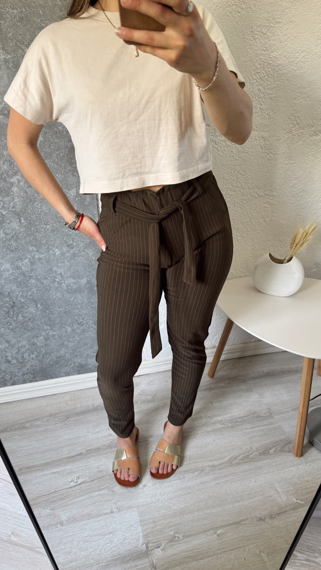 Pantalón con lazo a rayas, color verde oliva