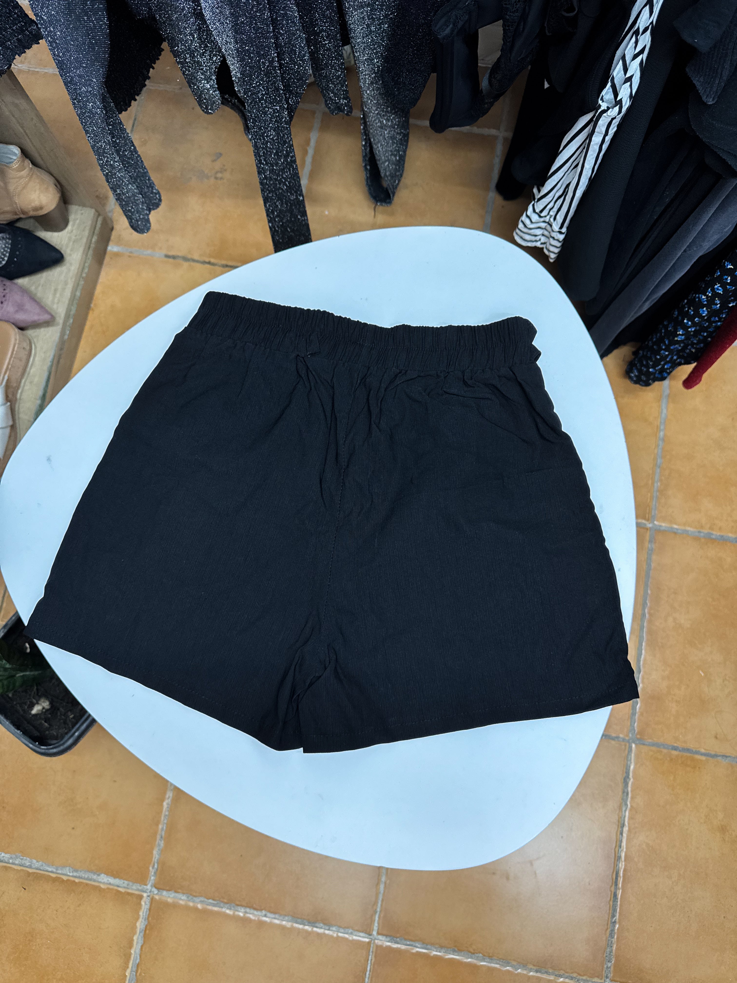 Short negro alicrado