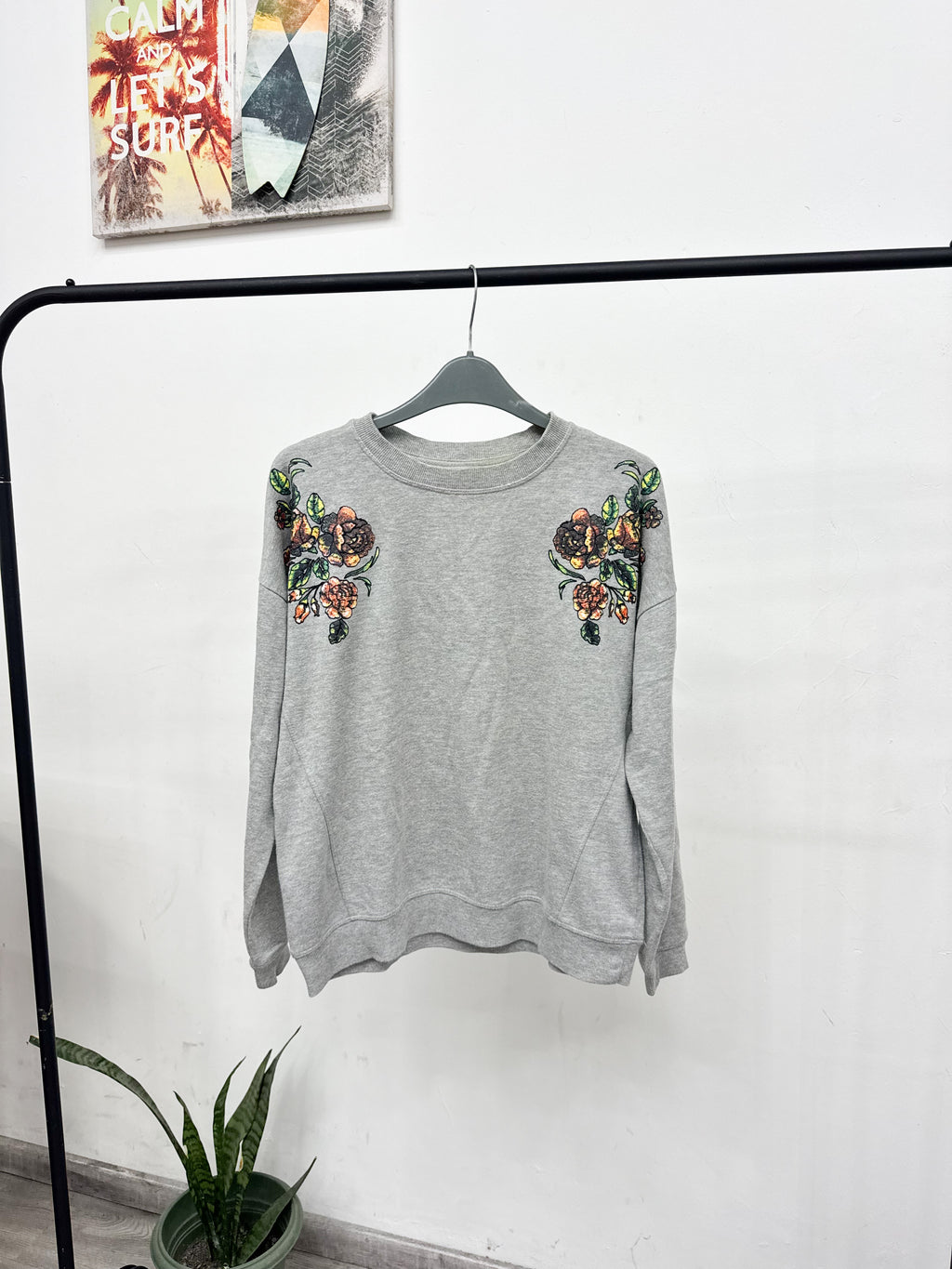 Buzo gris con flores