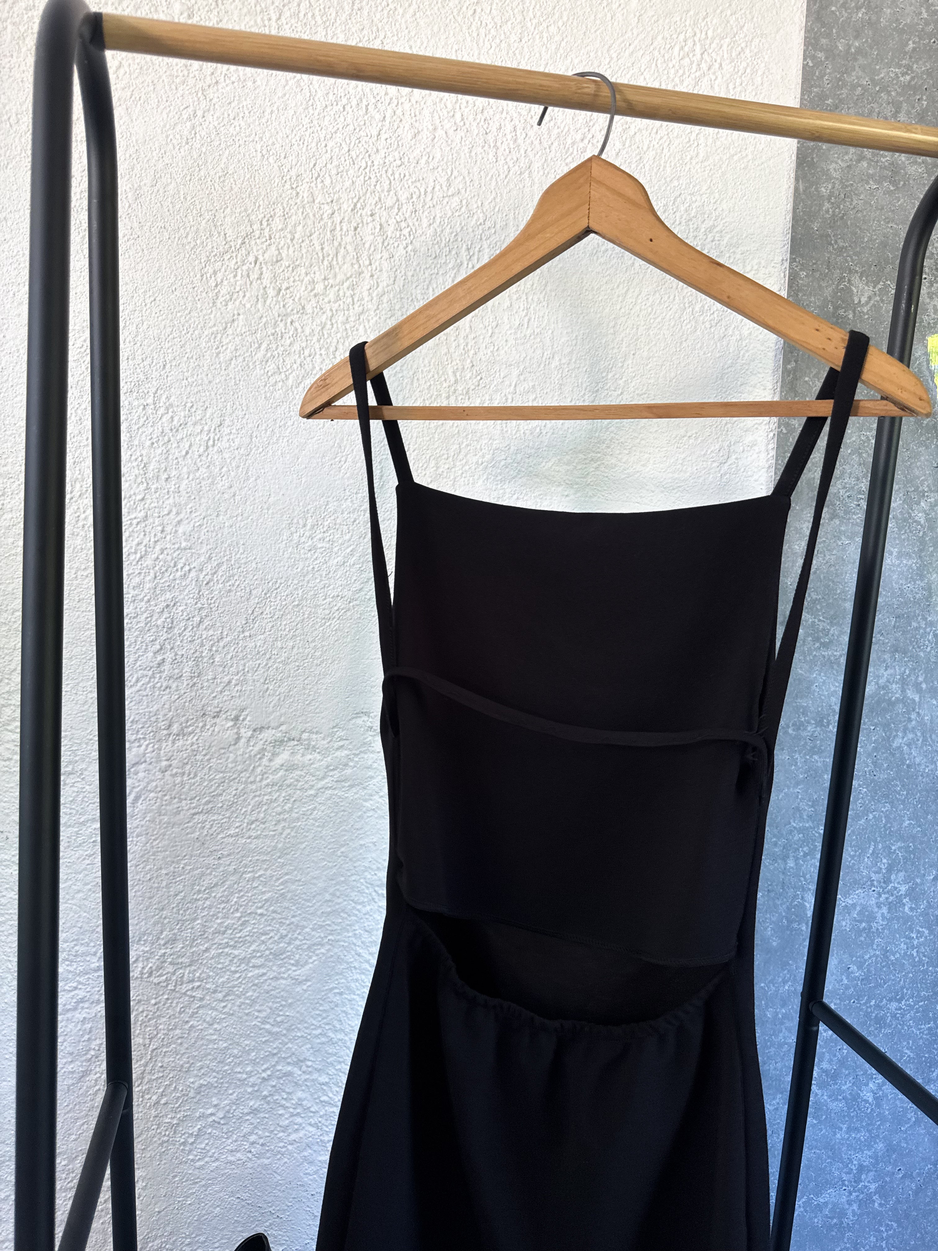 Vestido negro espalda abierta