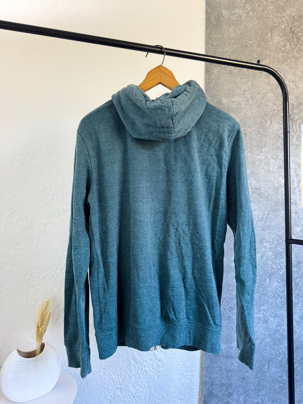 Campera deportiva celeste talle M