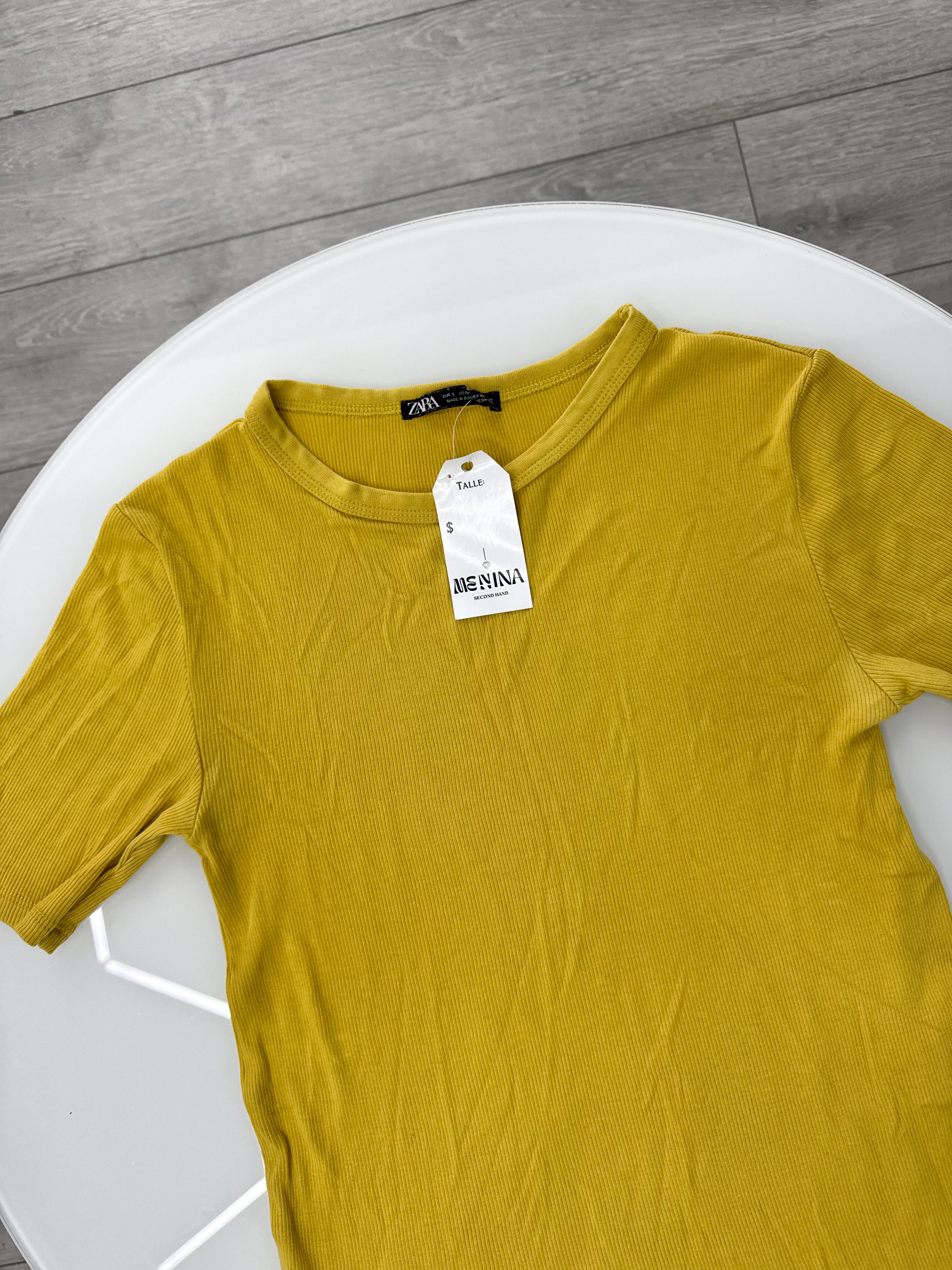 Remera mostaza manga corta de ZARA