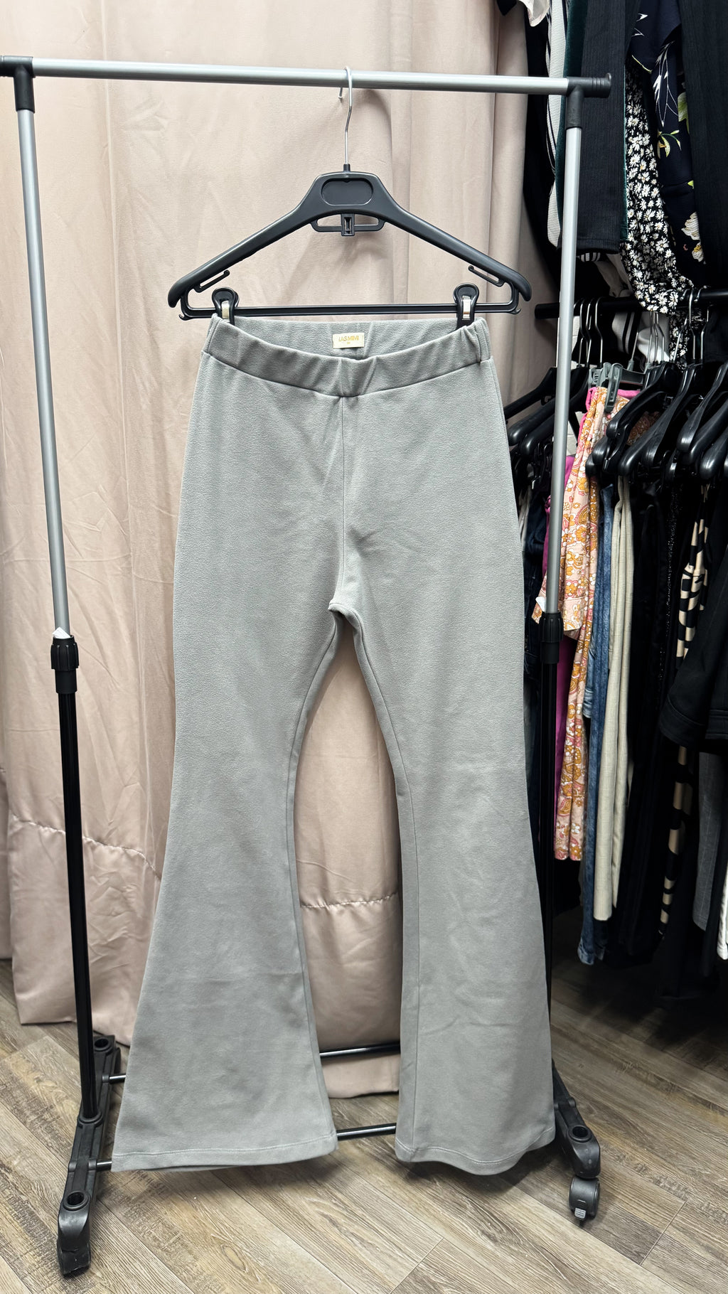 Pantalón de tela gris ancho