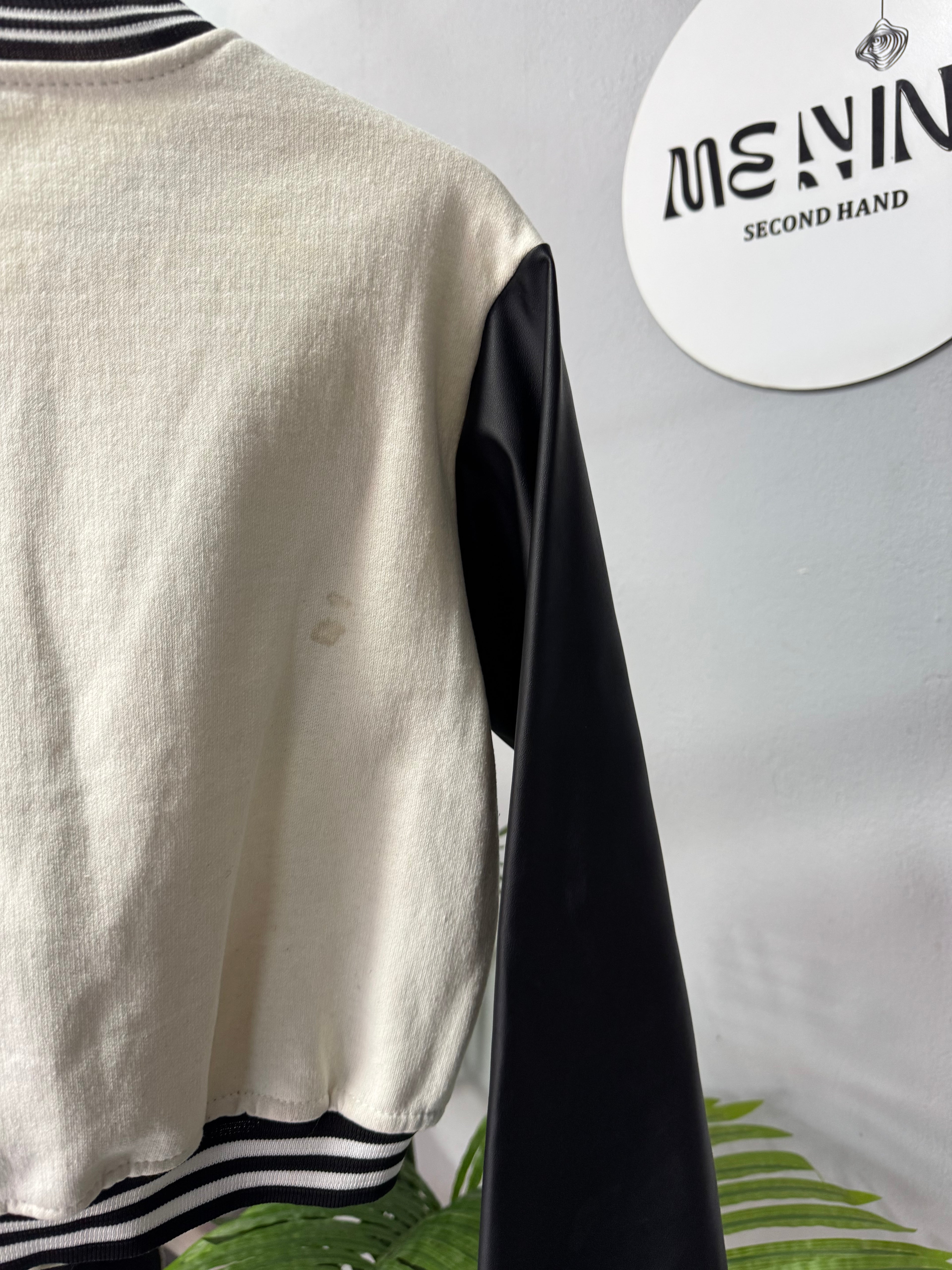 Bomber cuerina y beige