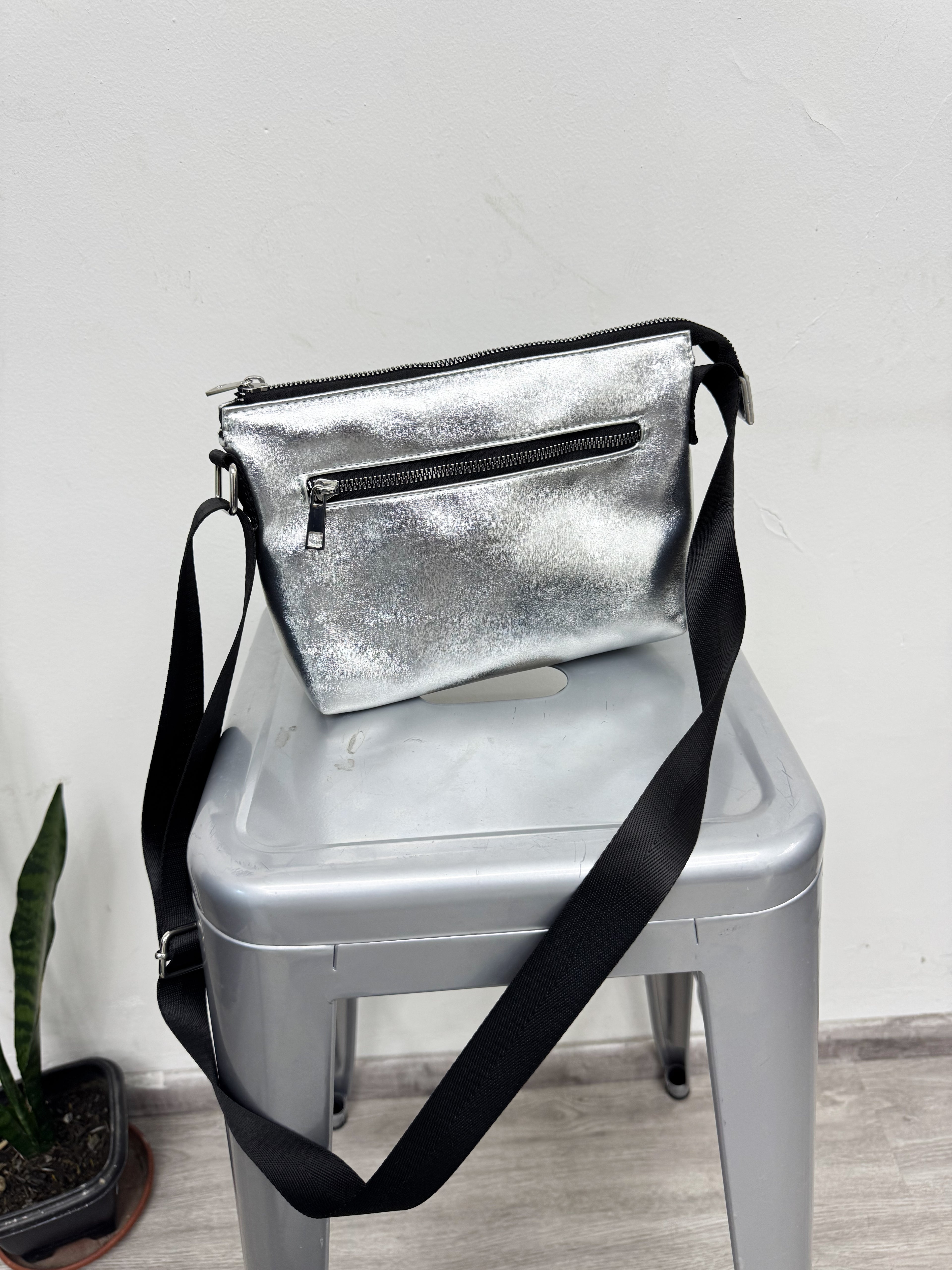 Cartera nueva plateada