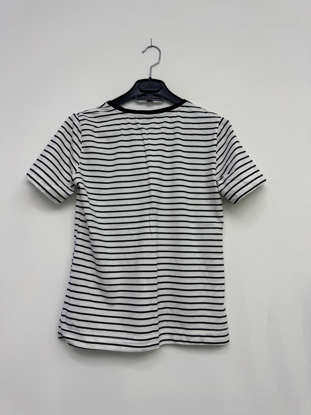 Remera negra y blanca con moñitos