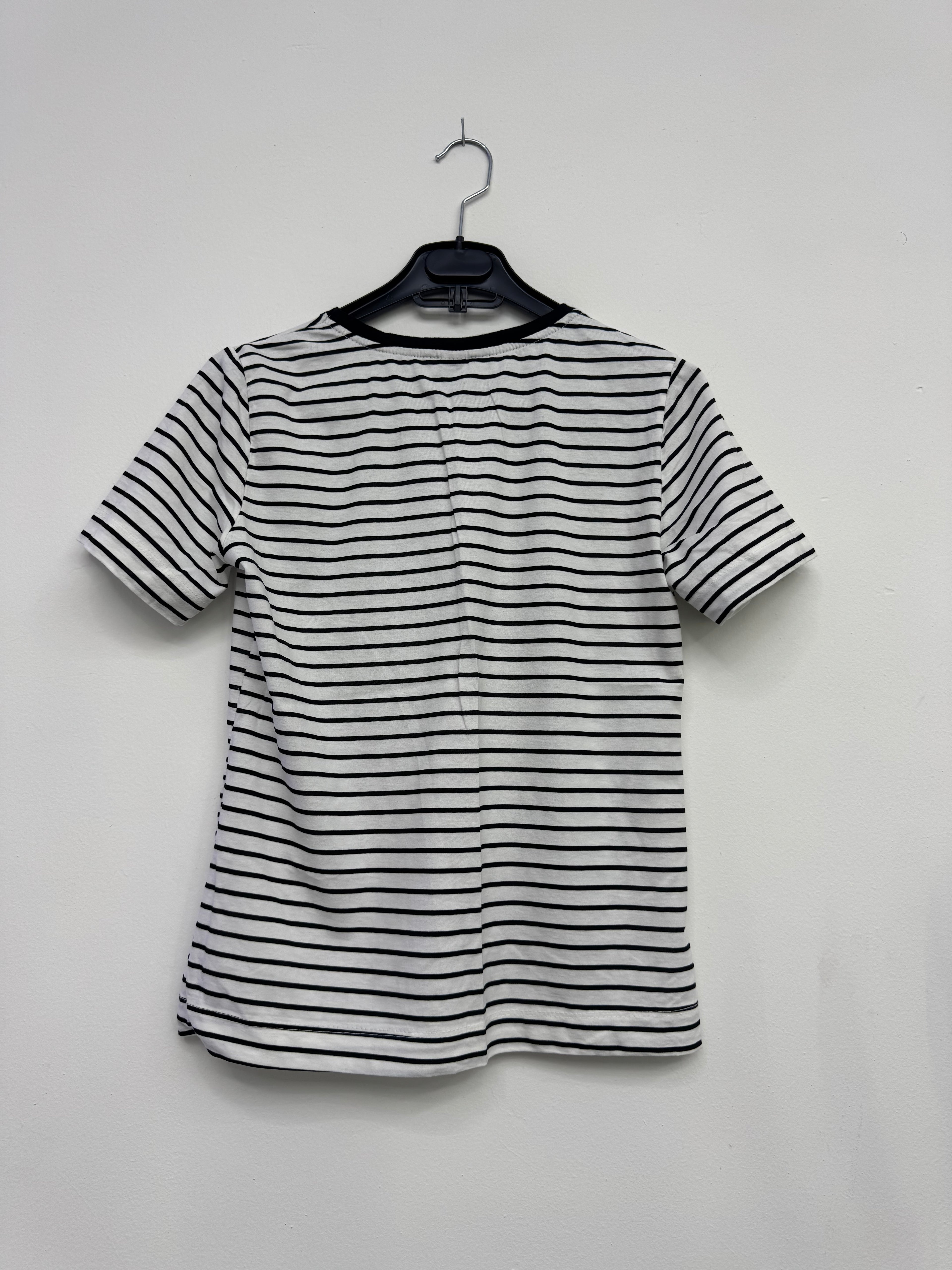 Remera negra y blanca con moñitos