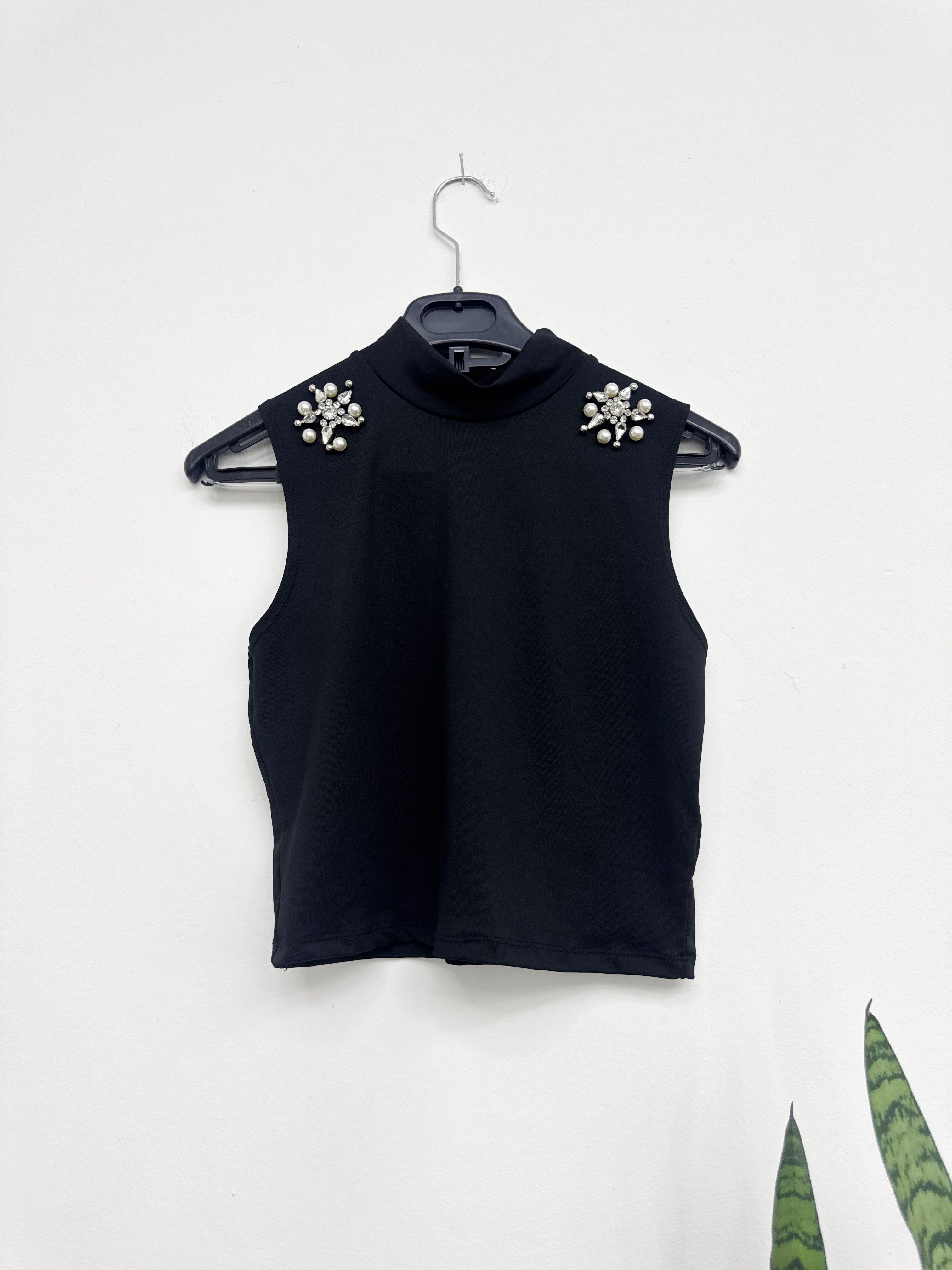 Top negro con detalle en perlas