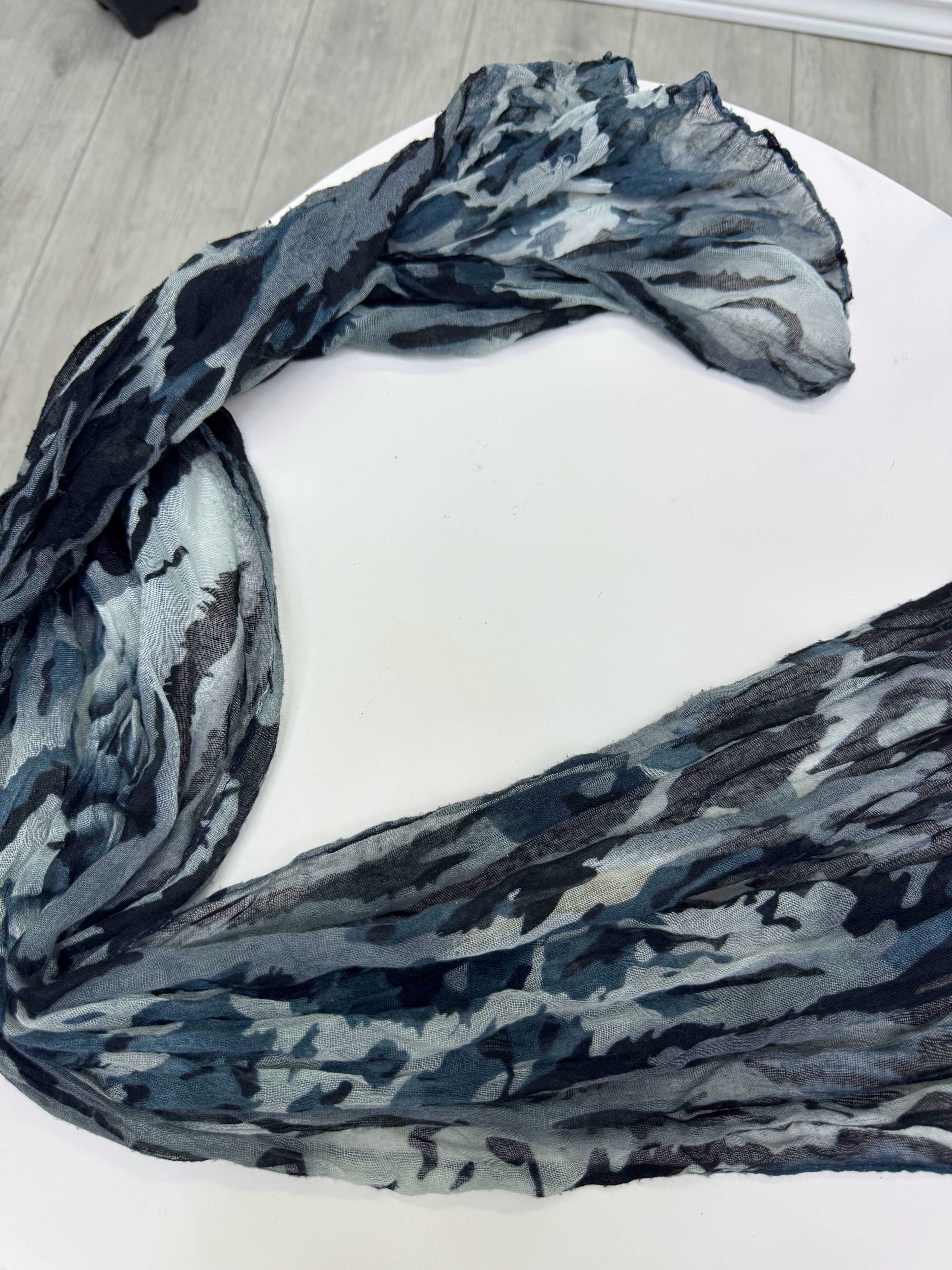 Chalina tipo animal print tonos azulados y grises