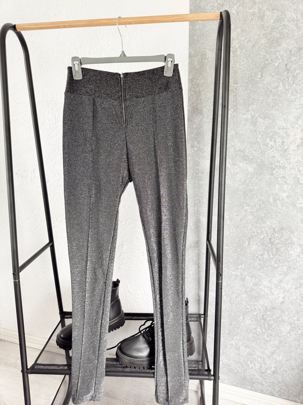 Pantalón gris brilloso