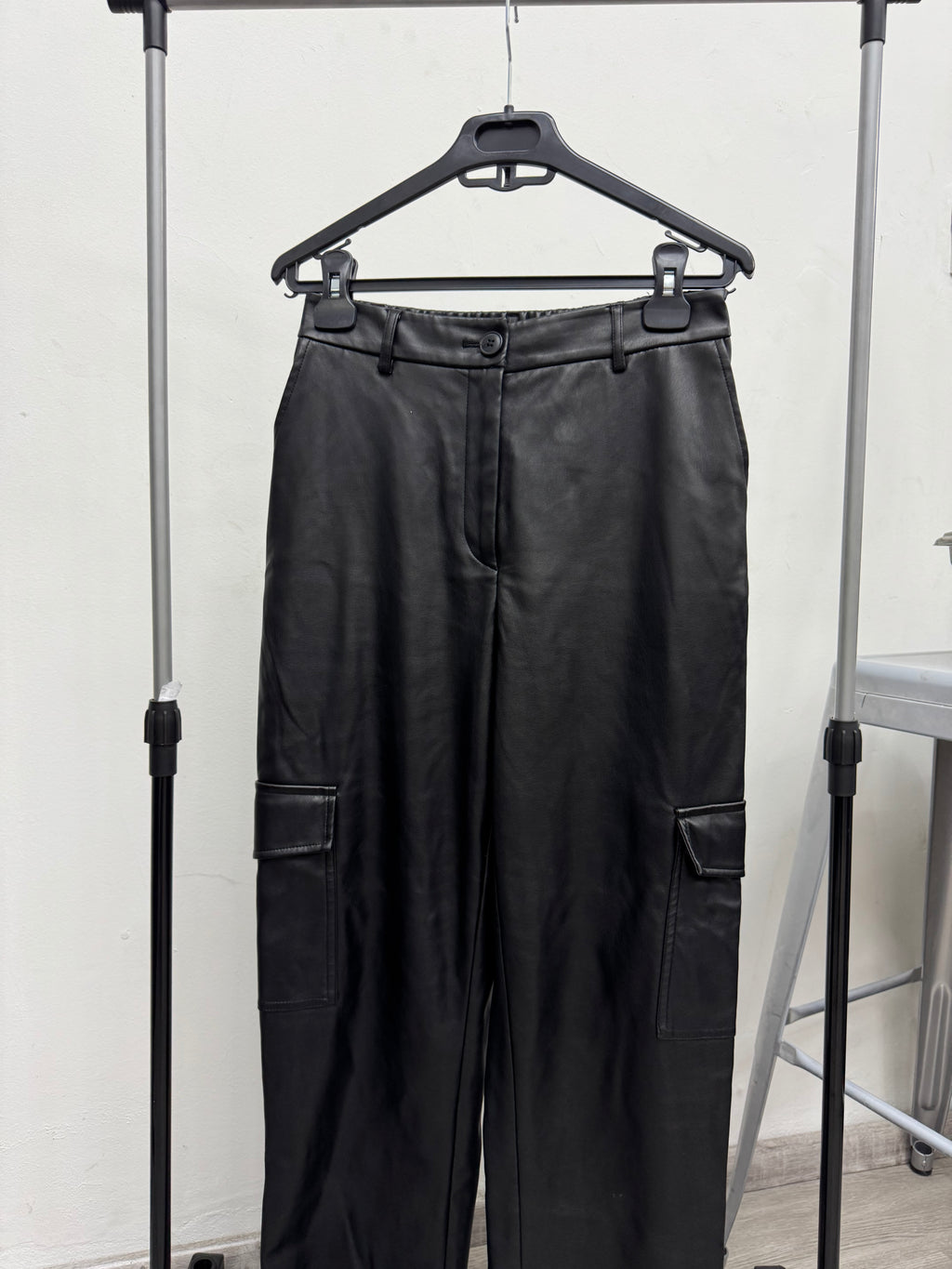 Pantalón eco cuero cargo *con detalle