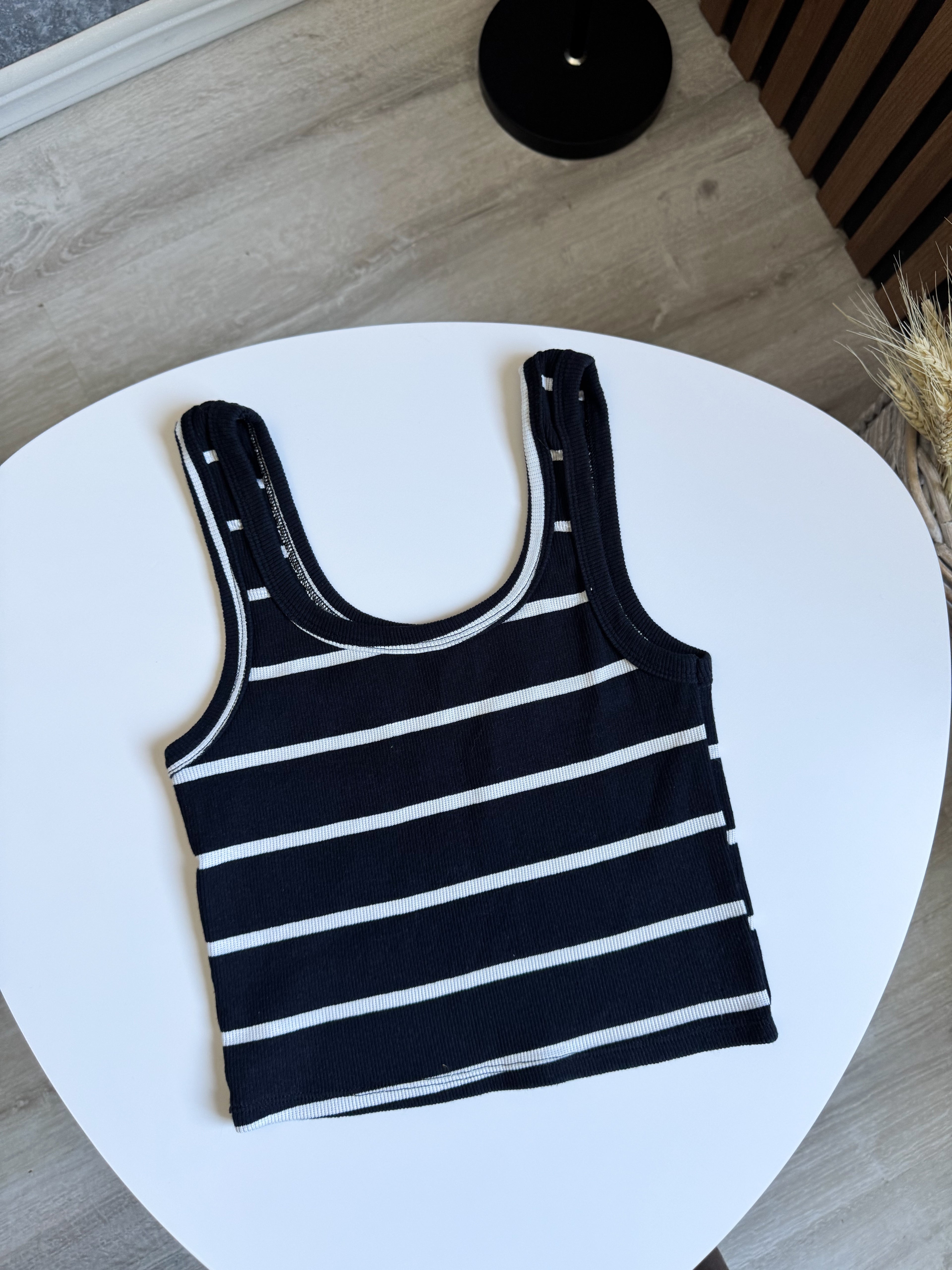 Top negro con rayas blancas