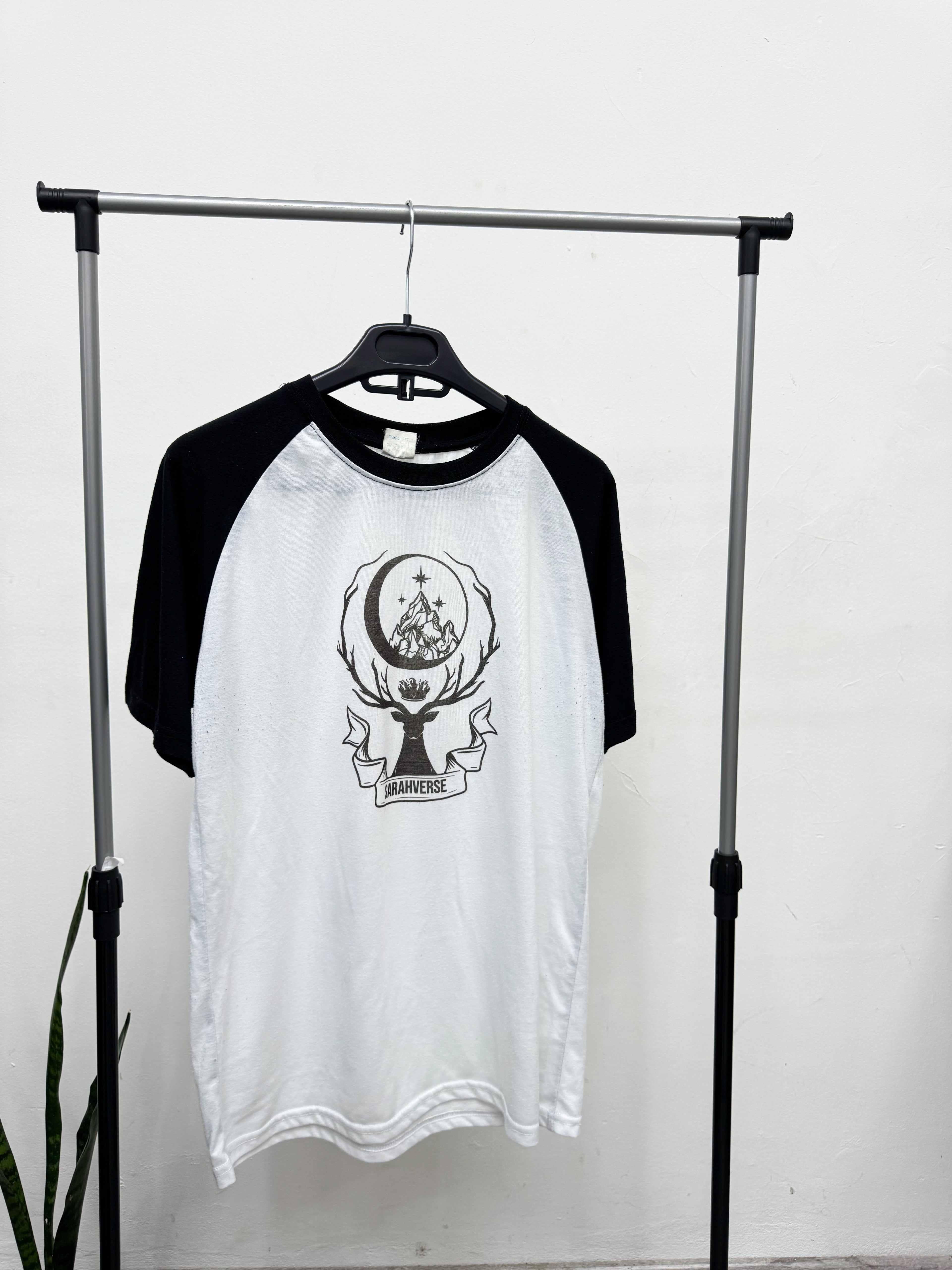 Remera blanca y negro manga corta