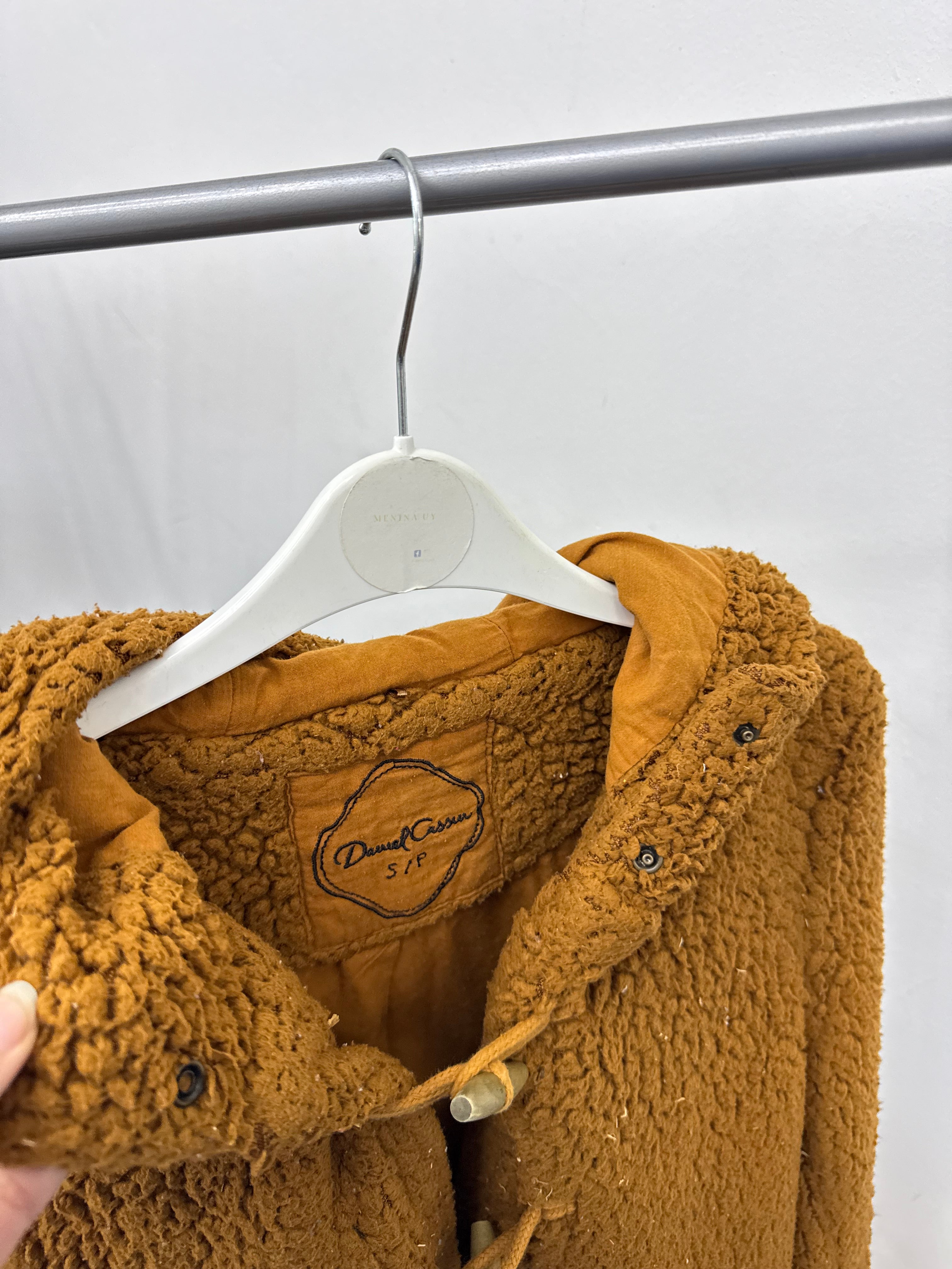 Saco/ abrigo marrón peludo