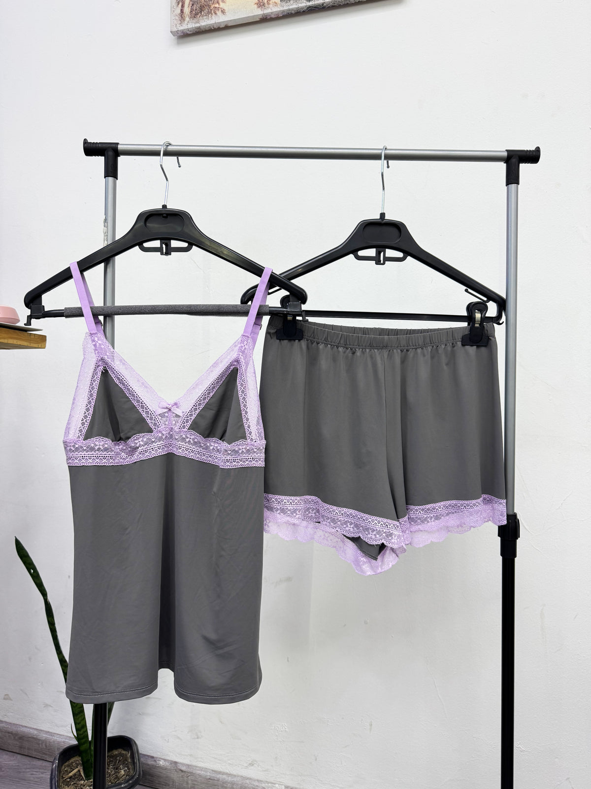 Conjunto pijama gris con encaje en lila