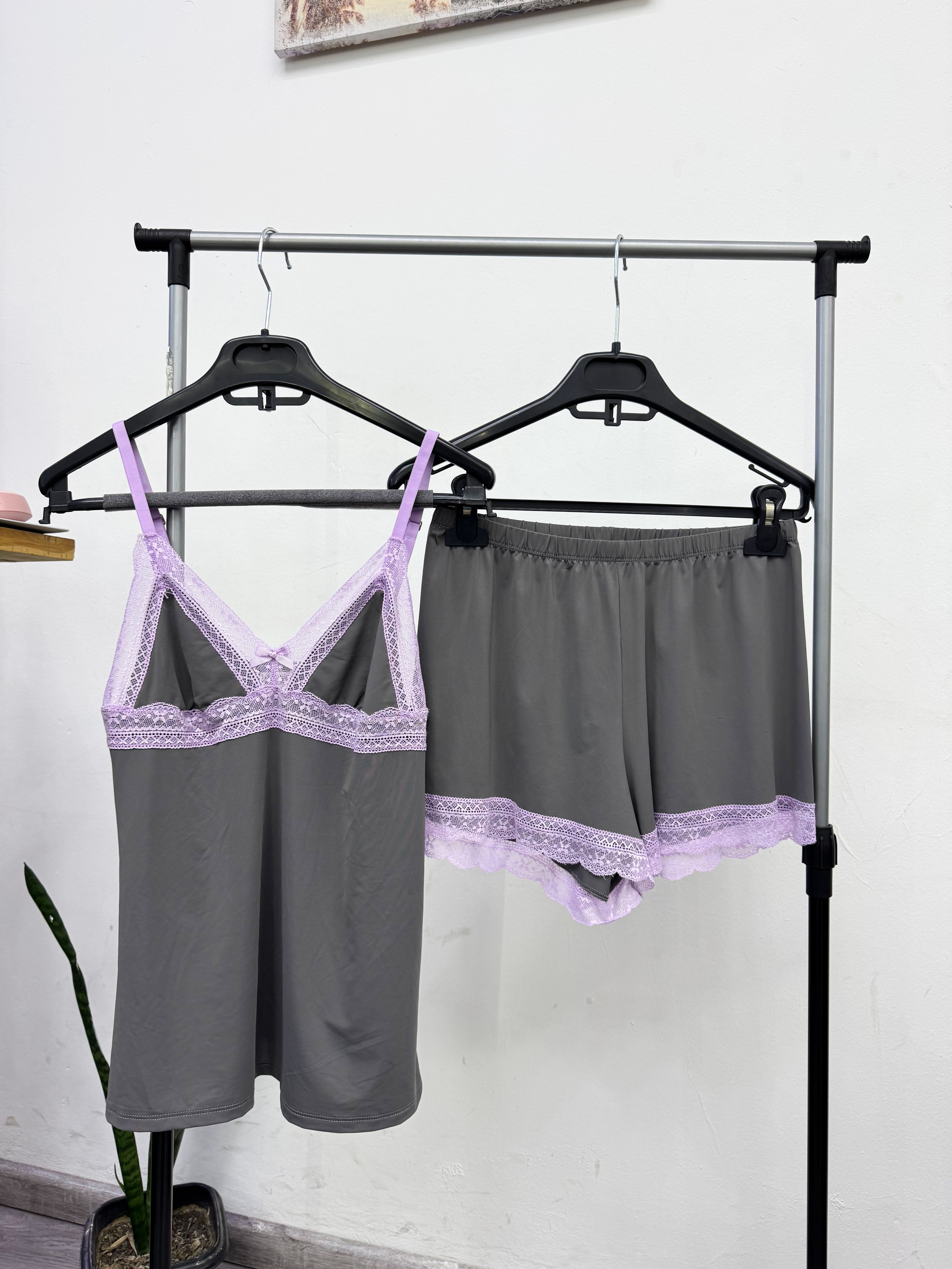 Conjunto pijama gris con encaje en lila