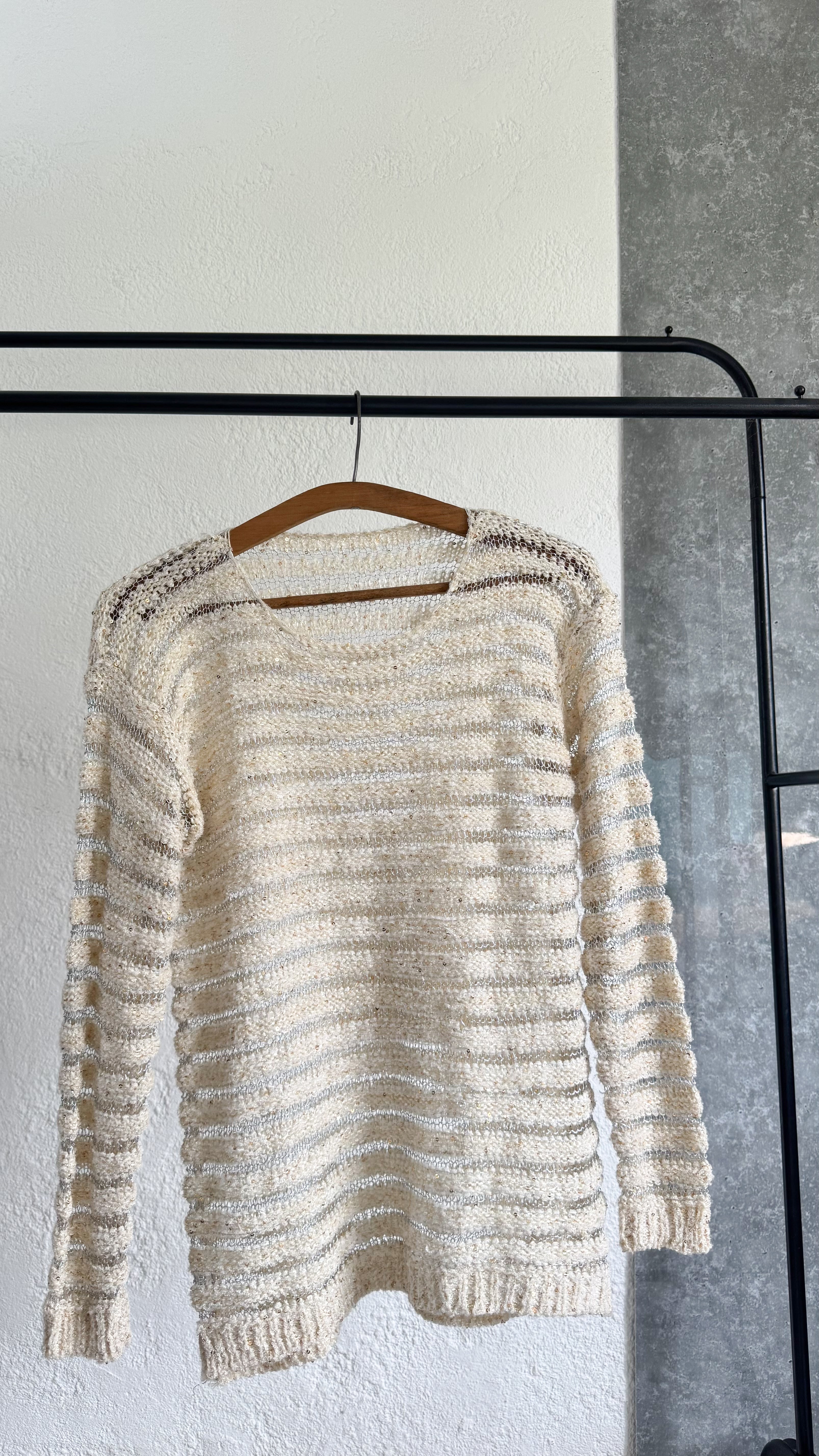 Buzo beige con transparencias