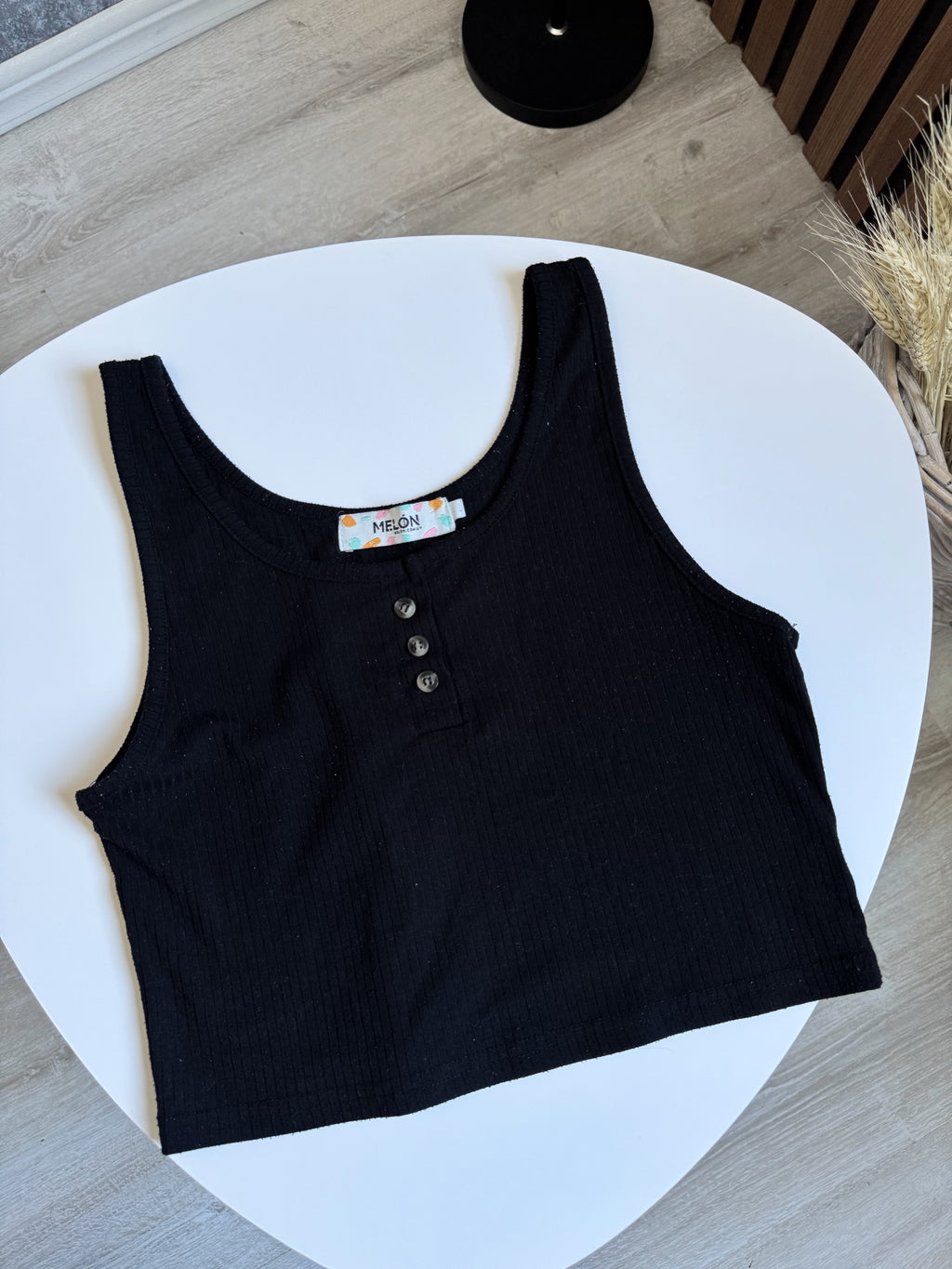 Top negro con botones adelante