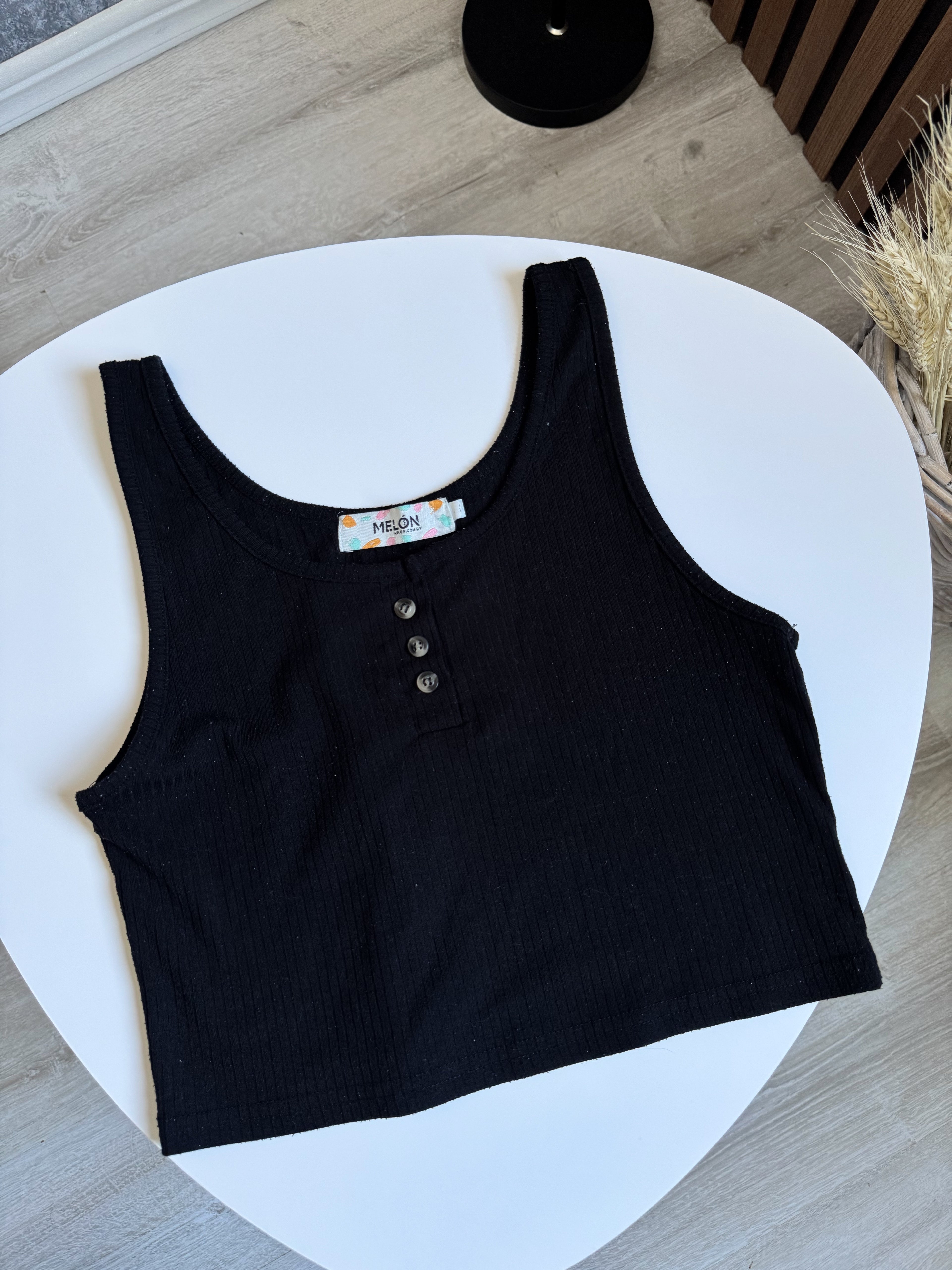 Top negro con botones adelante