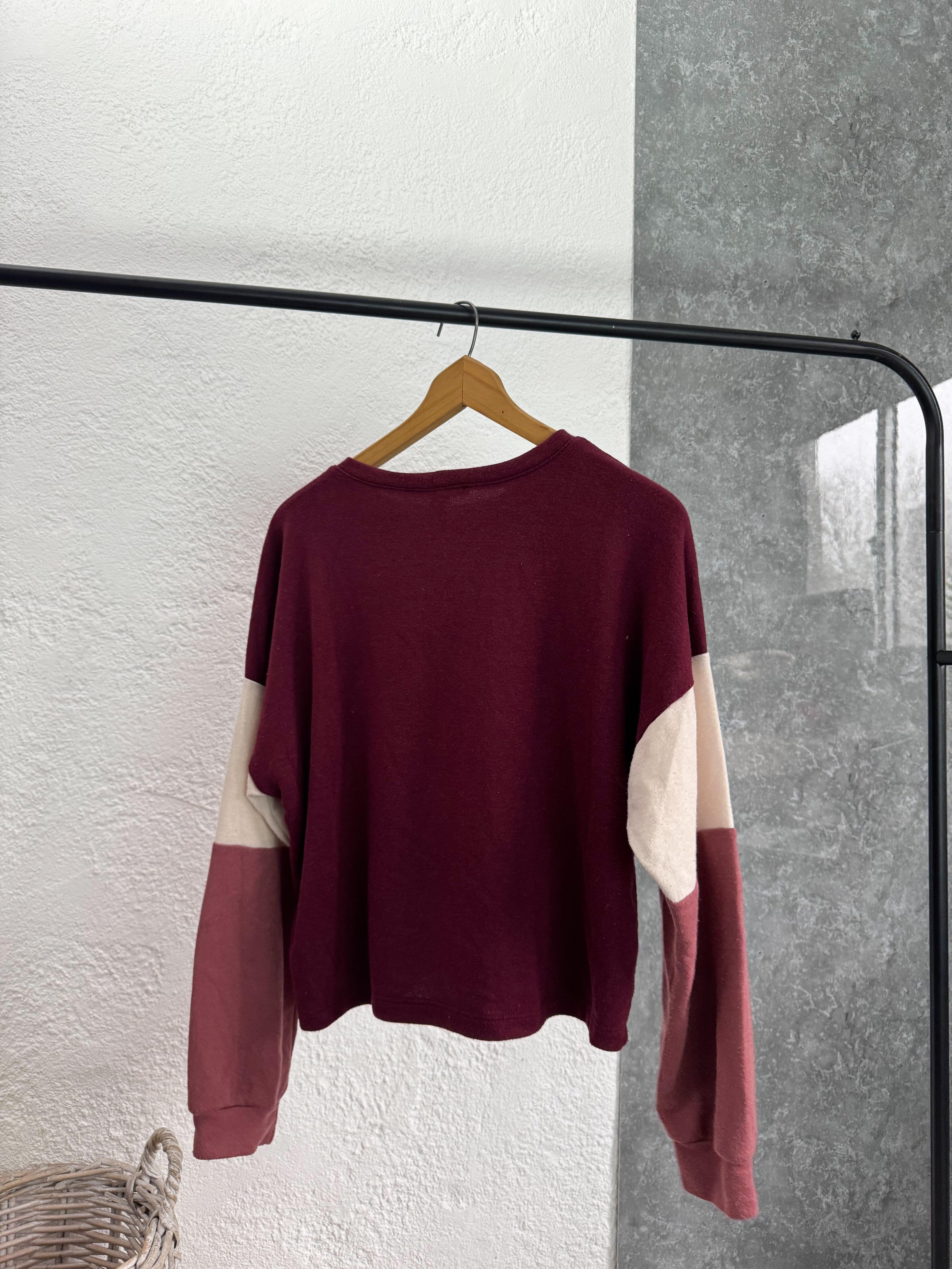 Buzo Forever 21 bordó y blanco