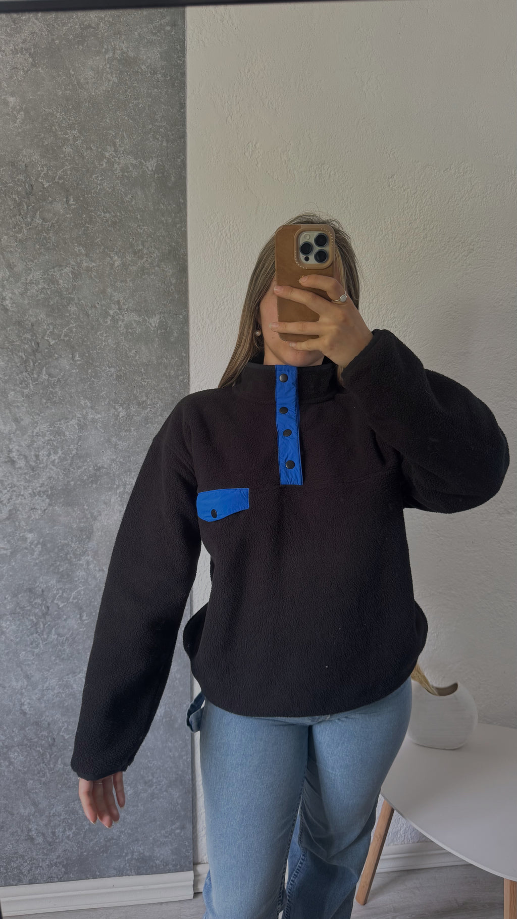 Buzo peluche negro y azul