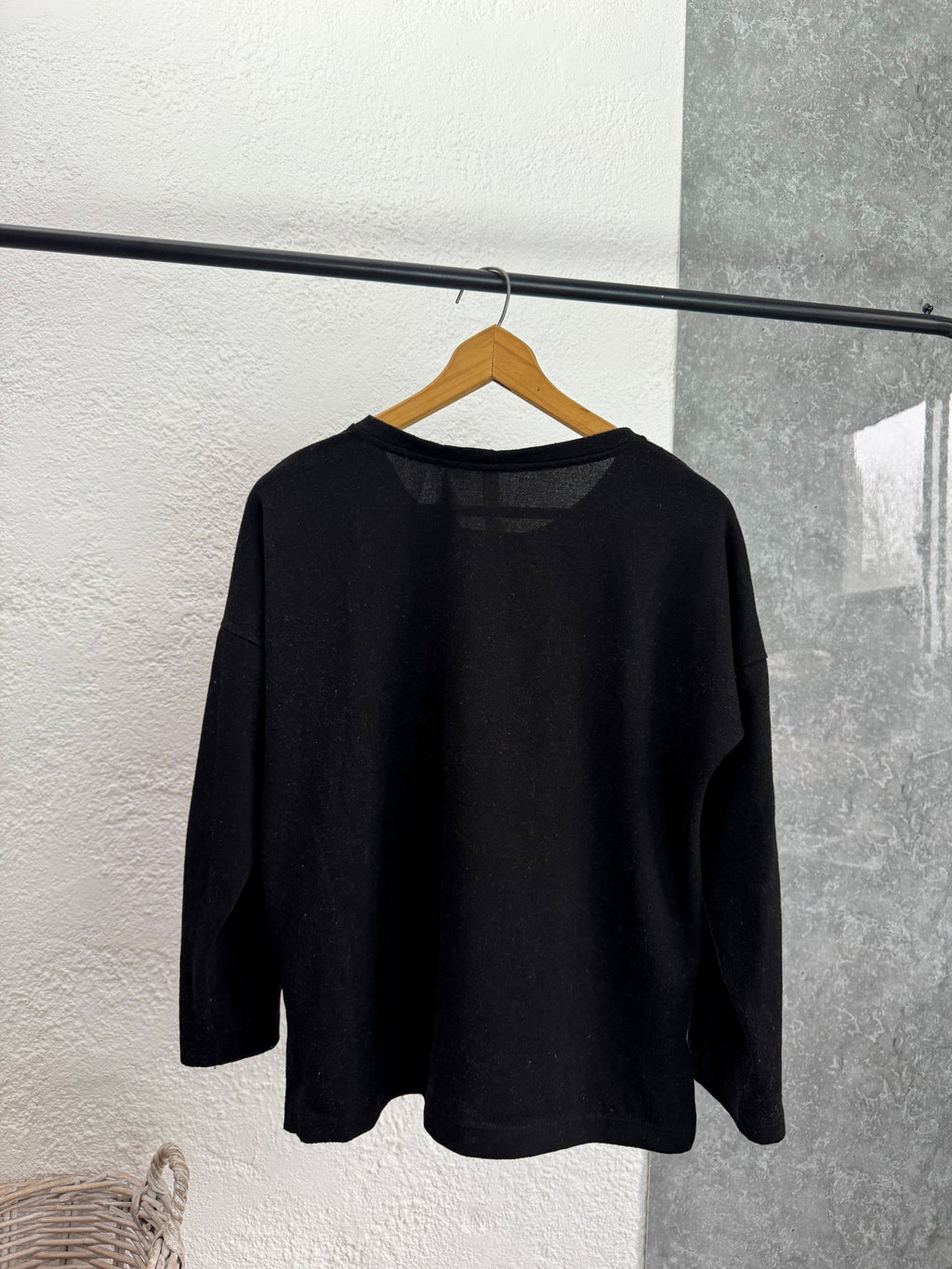 Buzo negro con botones talle M