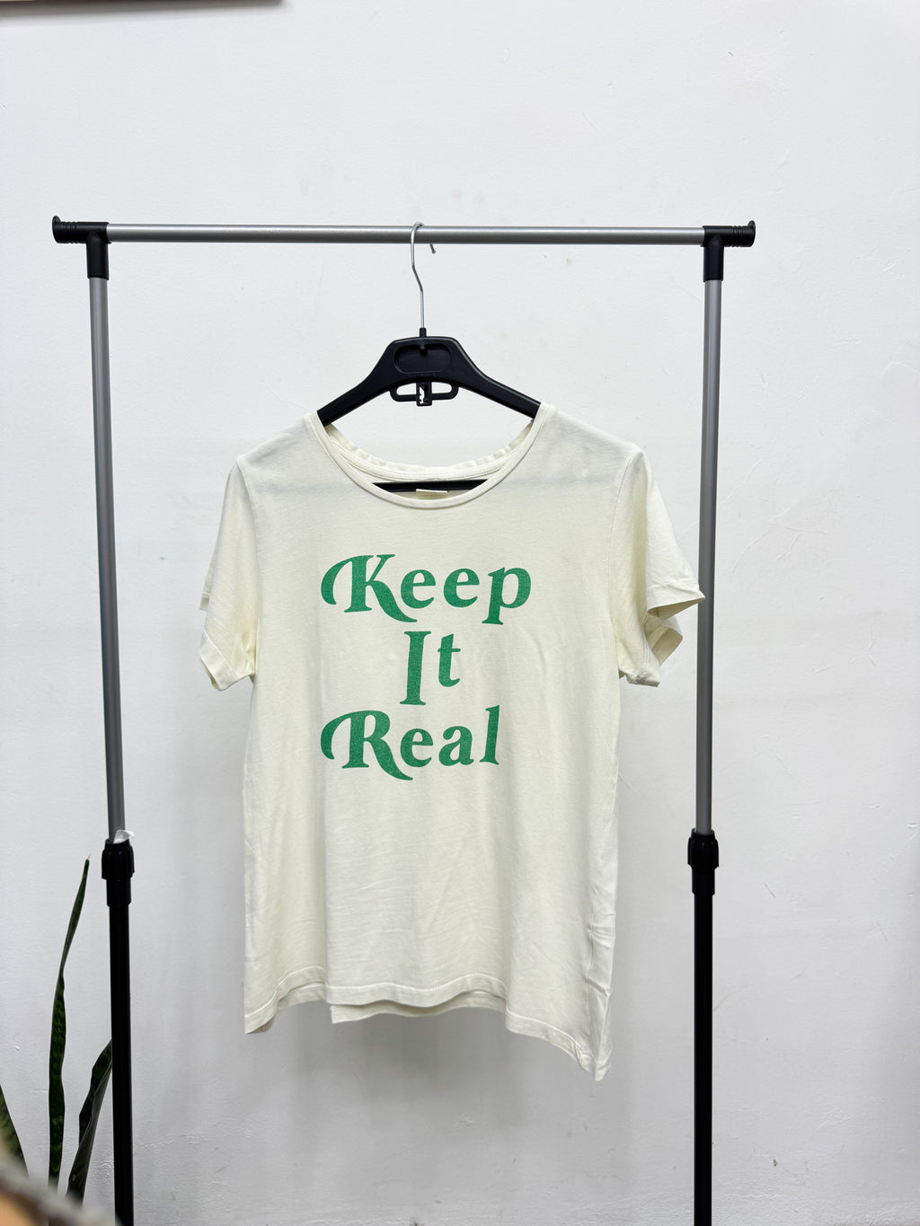 Remera con letras verdes Daniel Cassin
