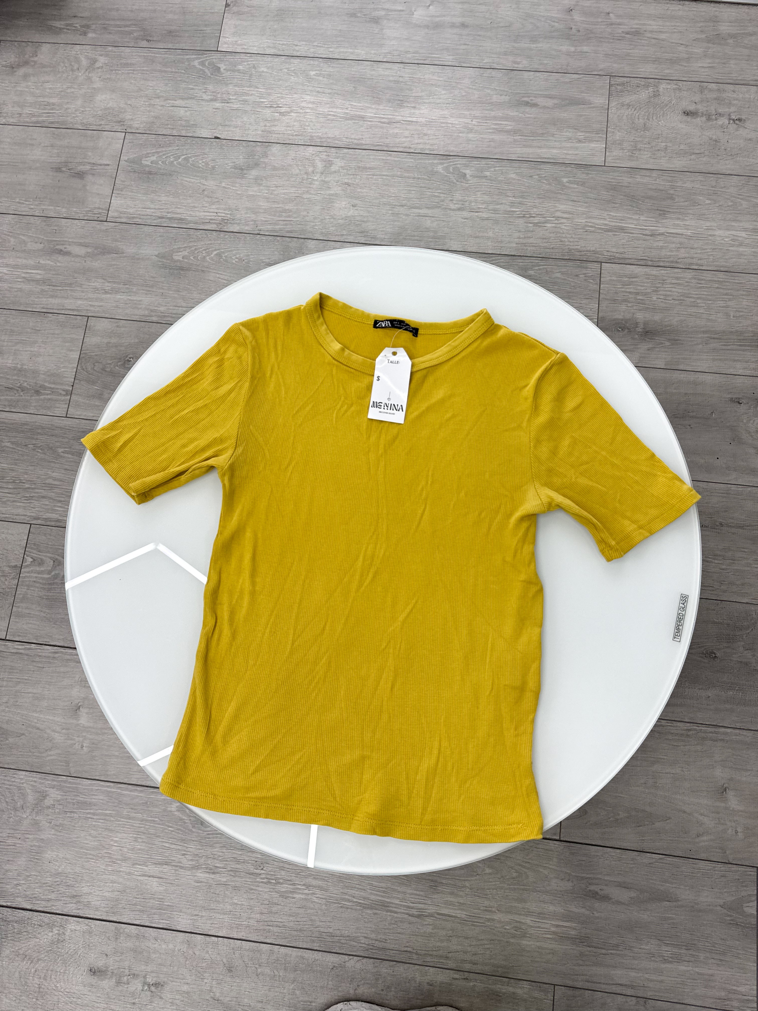 Remera mostaza manga corta de ZARA