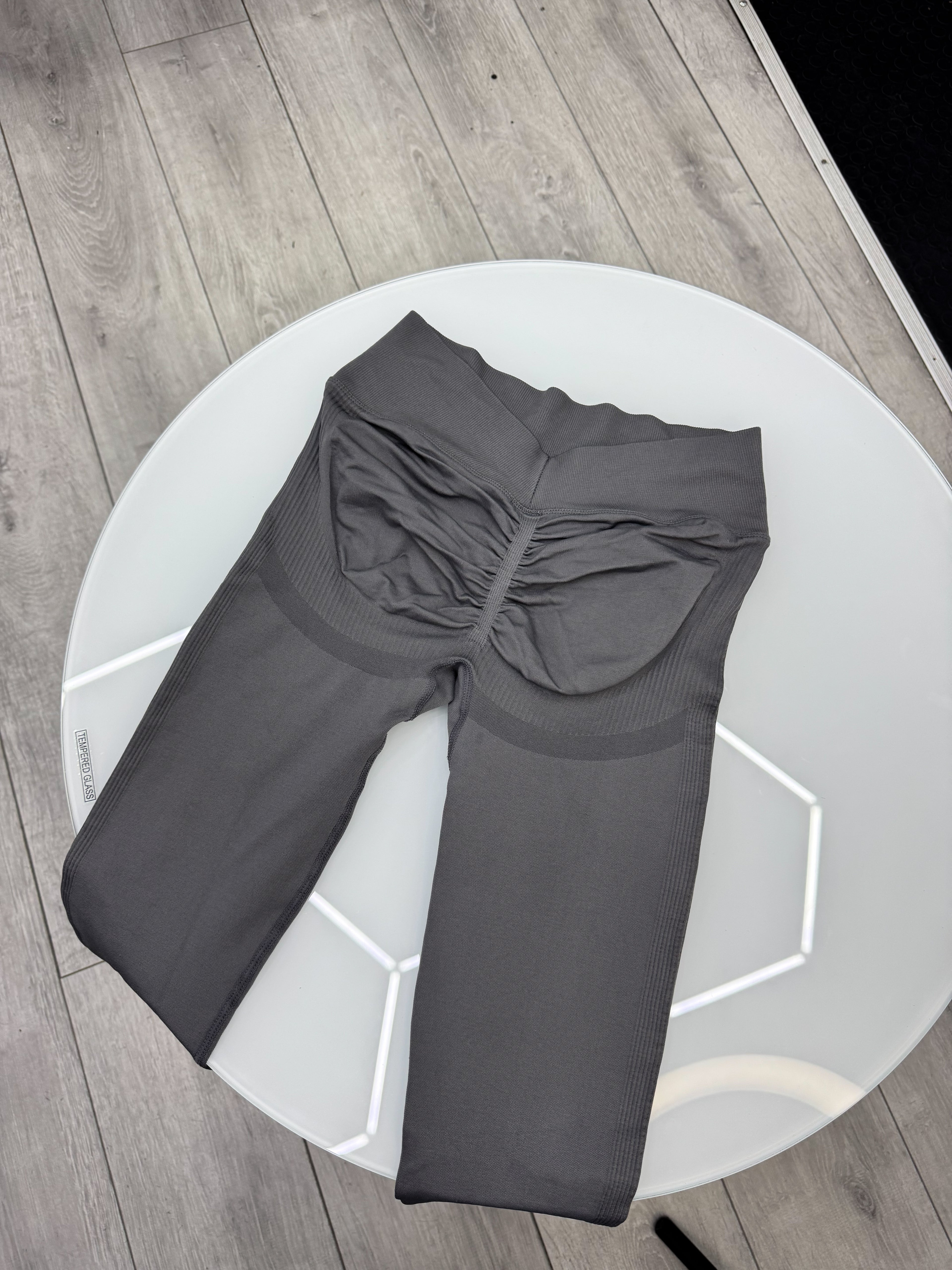 Calza gris levanta cola
