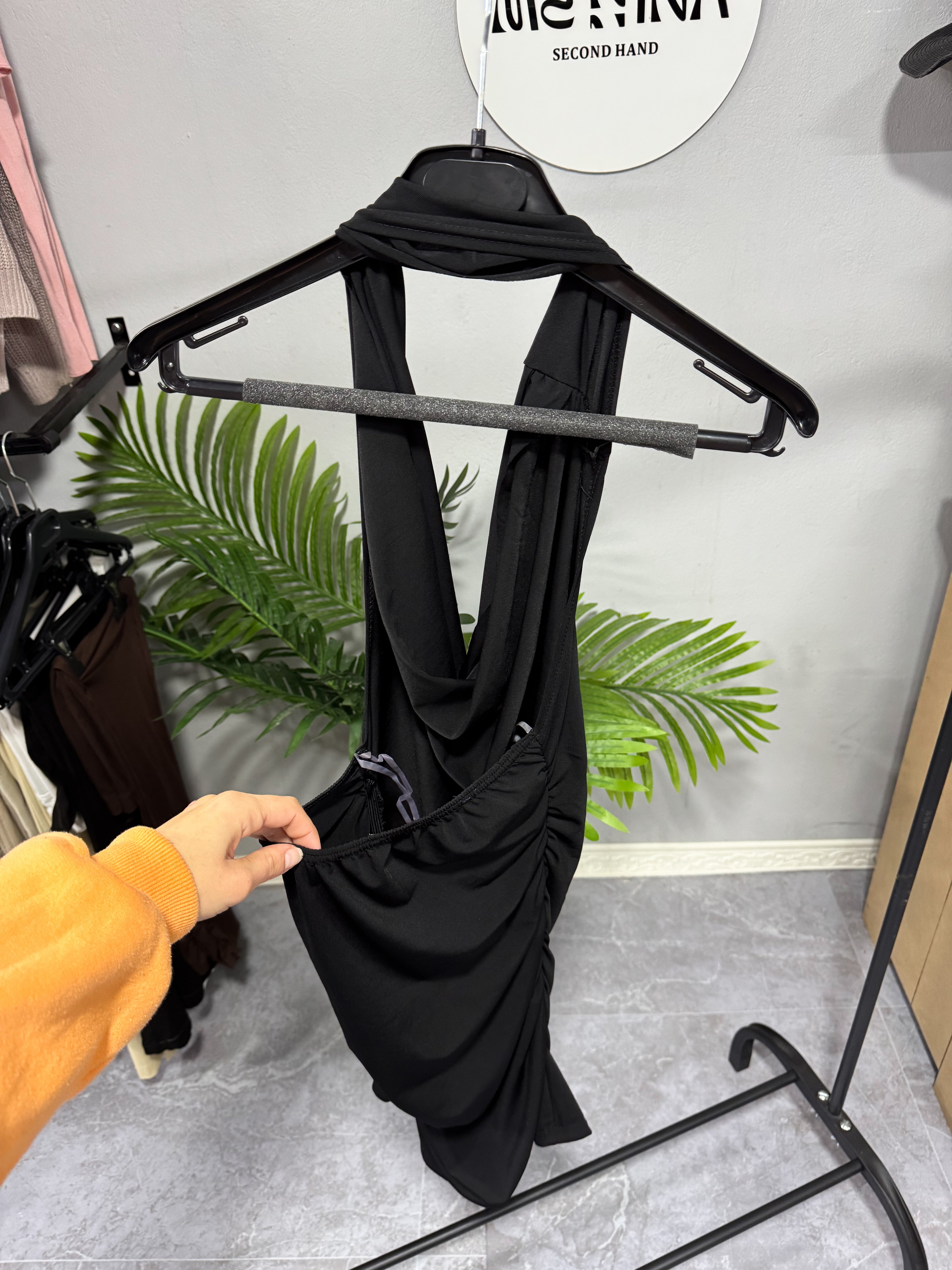 Vestido negro con frunce y espalda abierta
