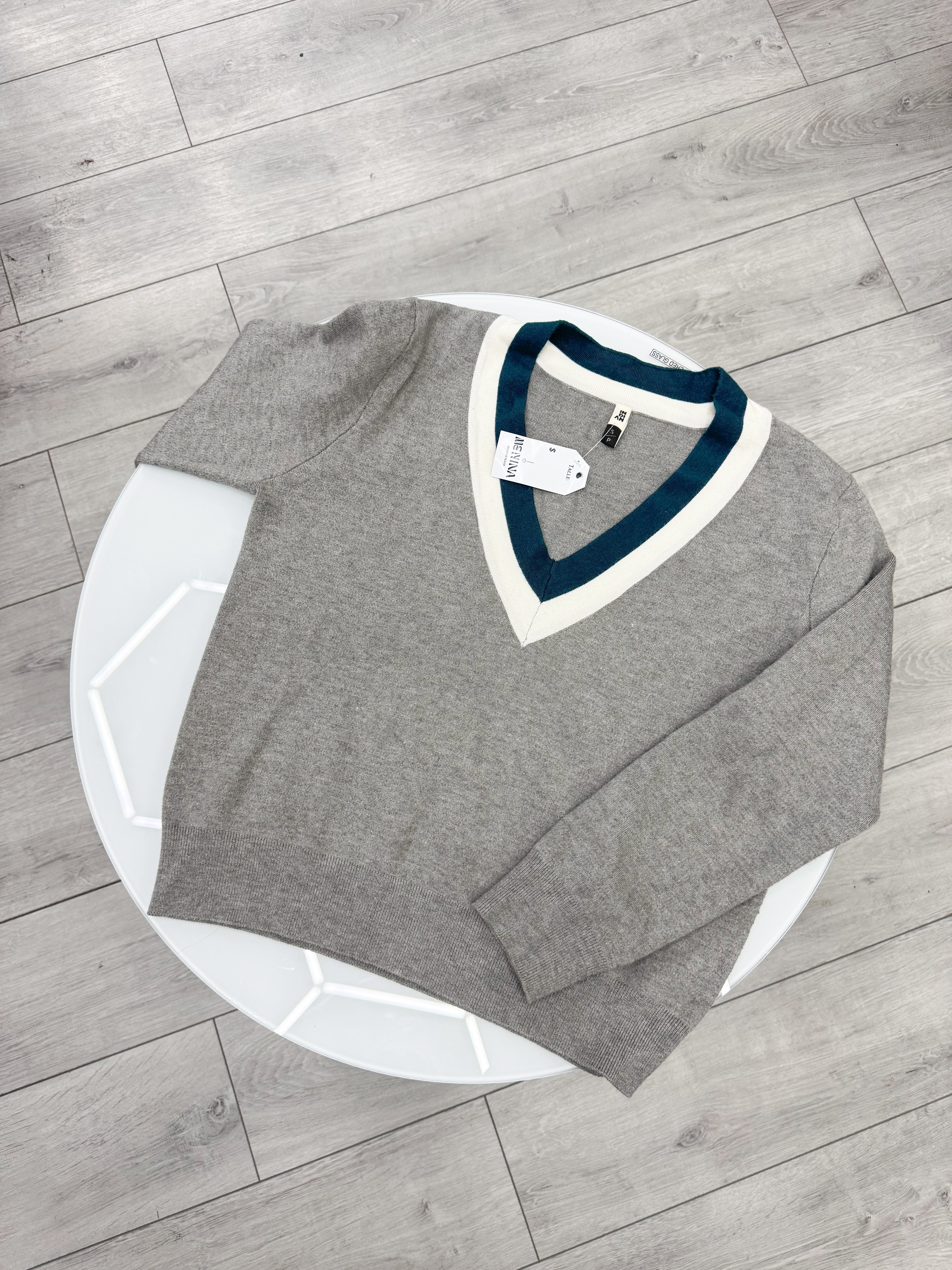 Buzo gris escote V