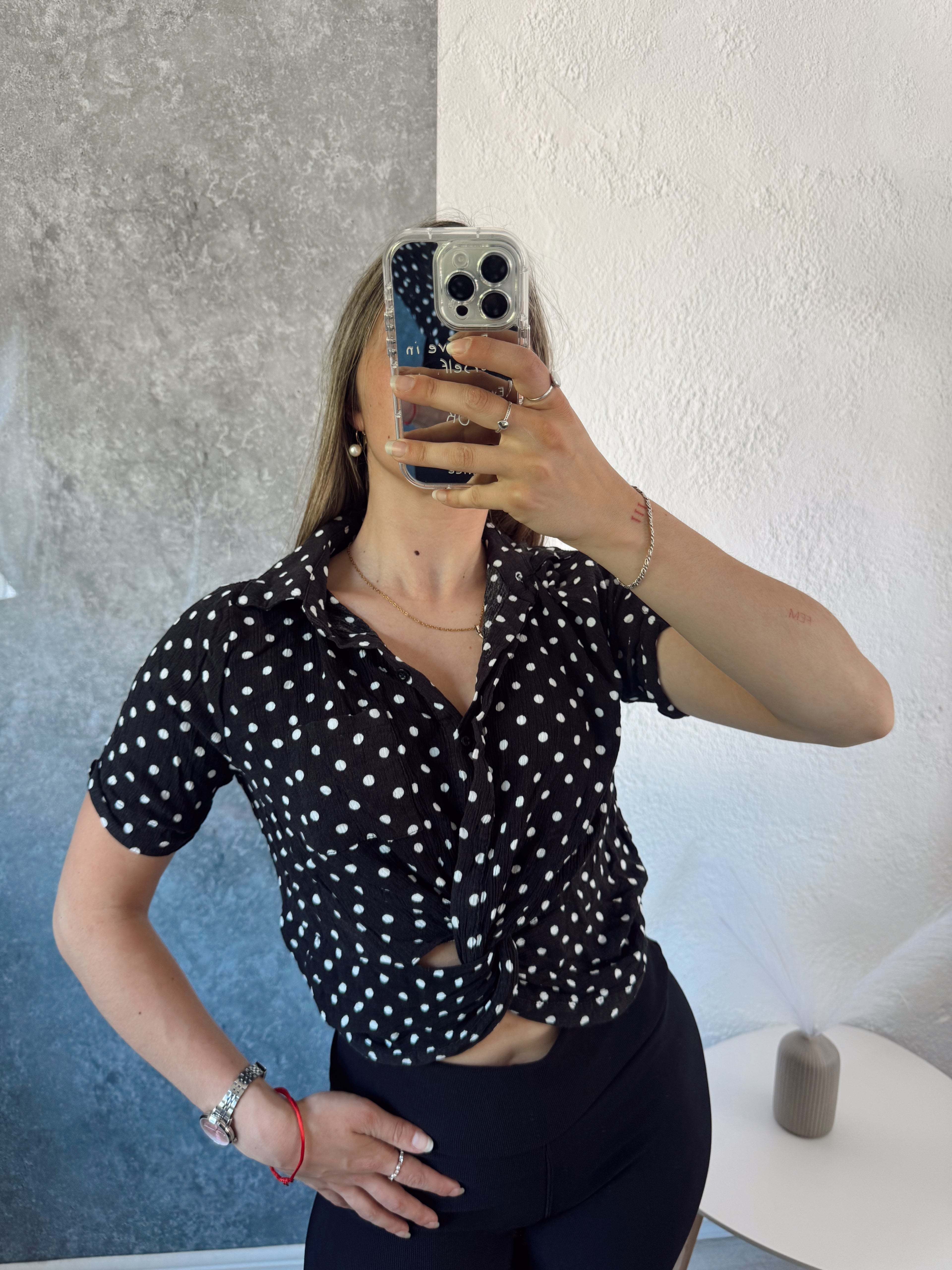 Blusa de lunares blanca y negra