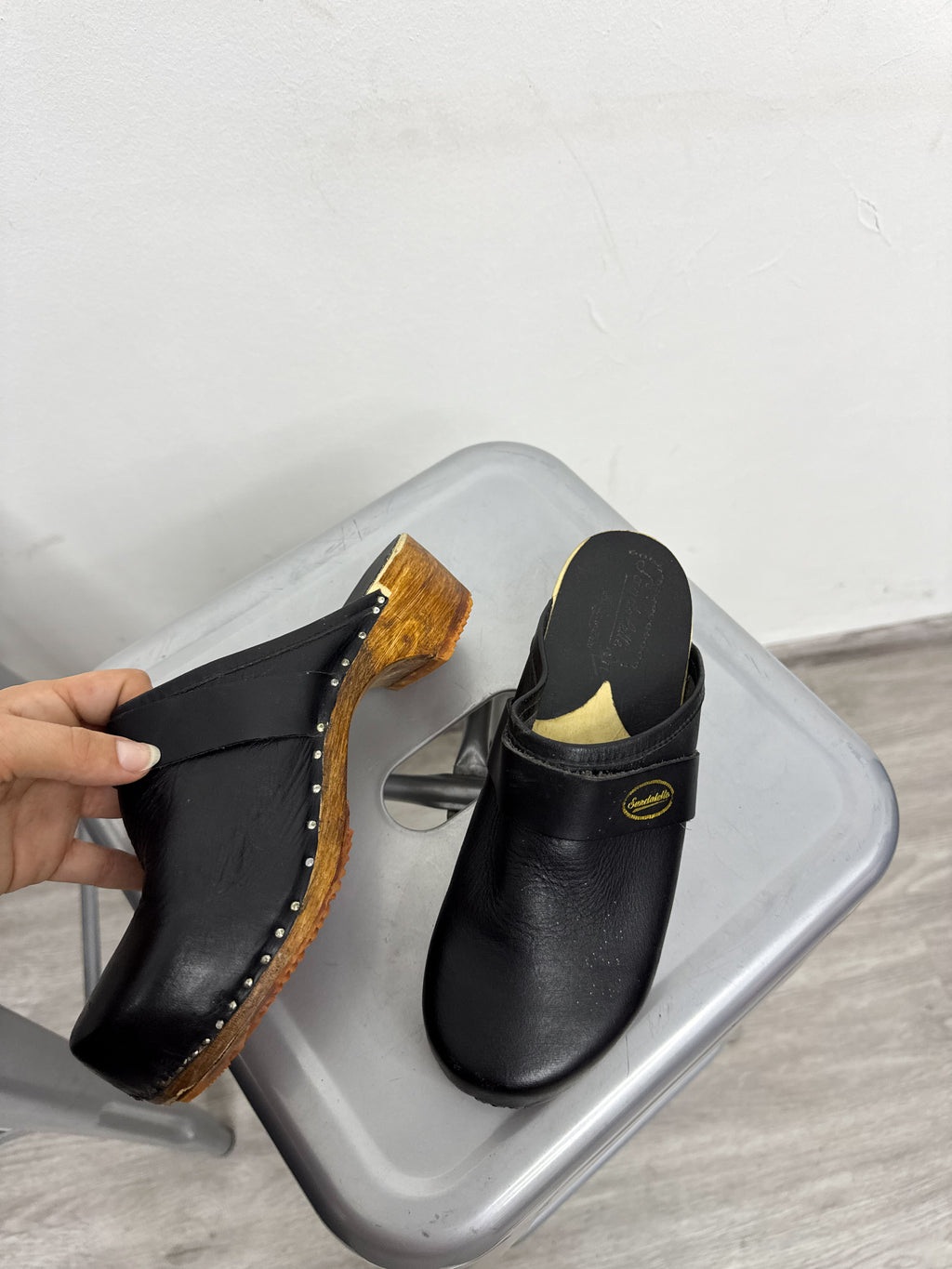 Suecos Bergantiños negros de madera y cuero