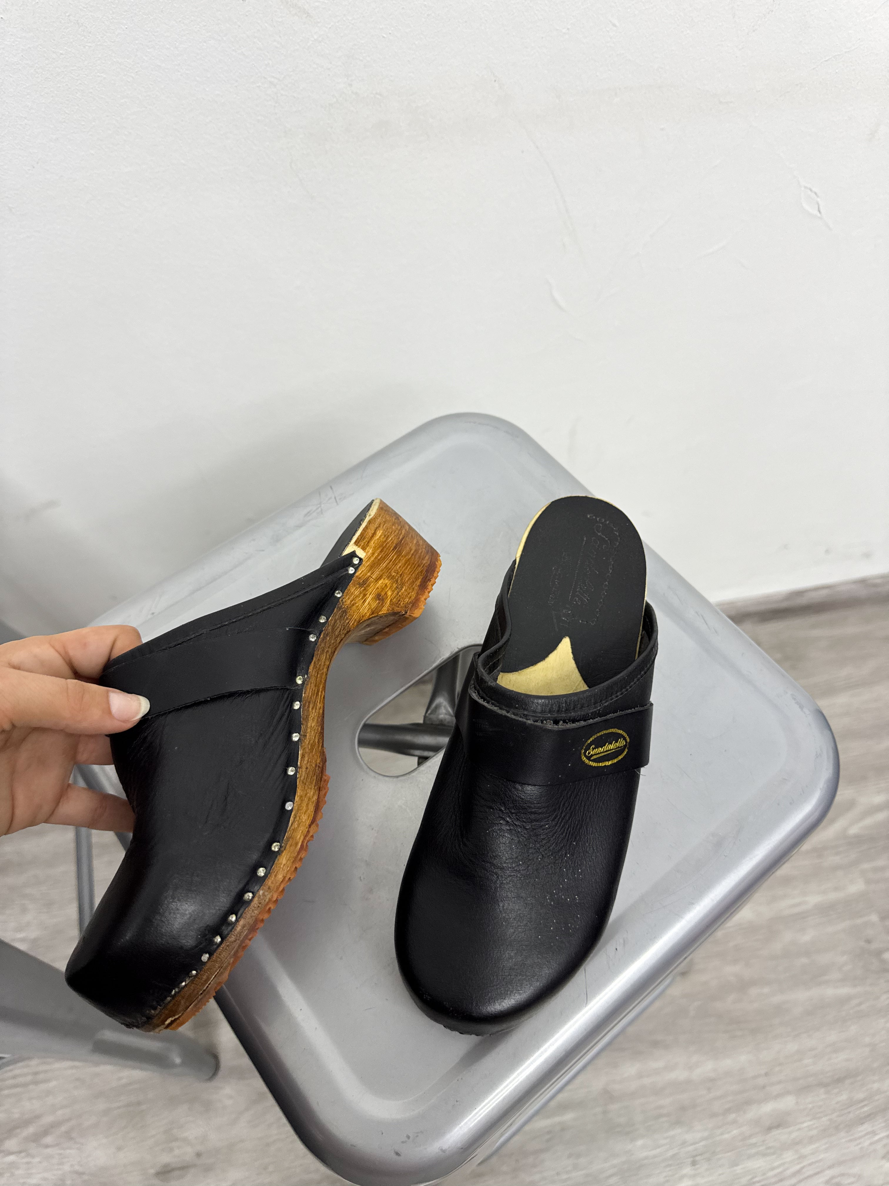 Suecos Bergantiños negros de madera y cuero