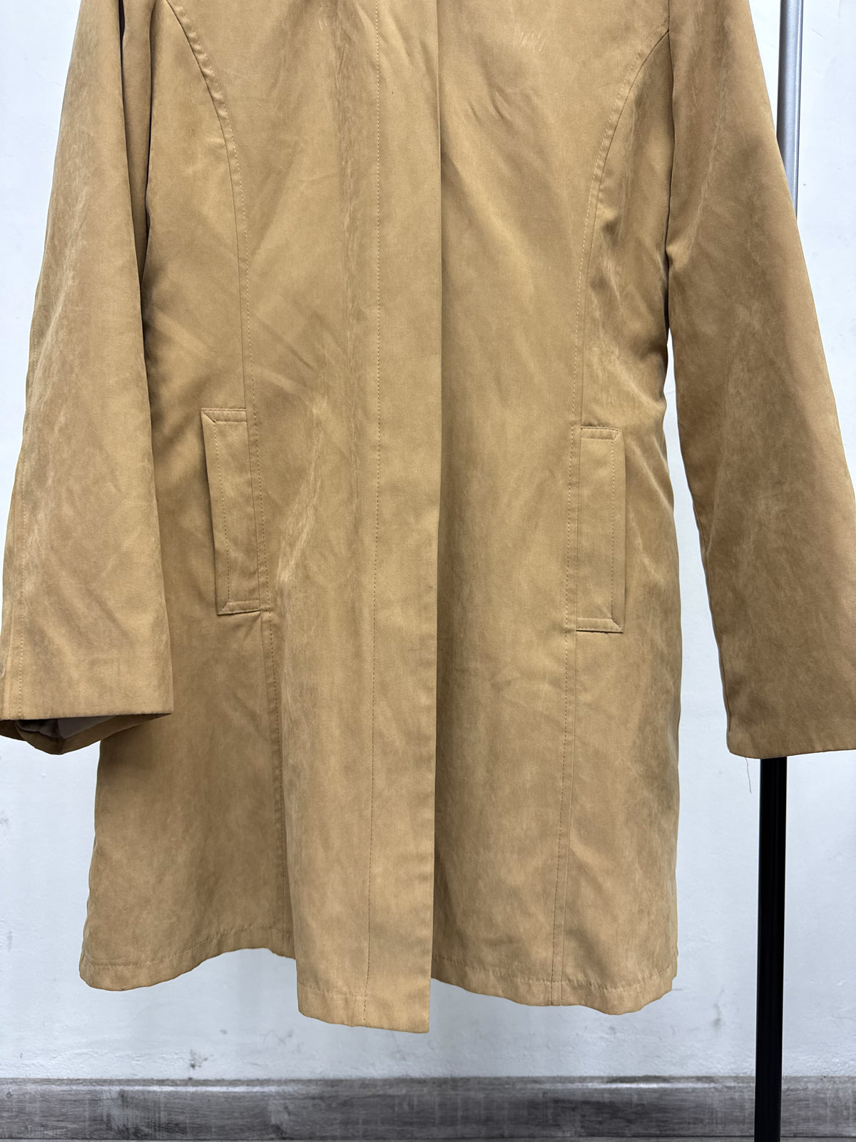 Chaqueta cazadora de gamuza marrón claro con capucha