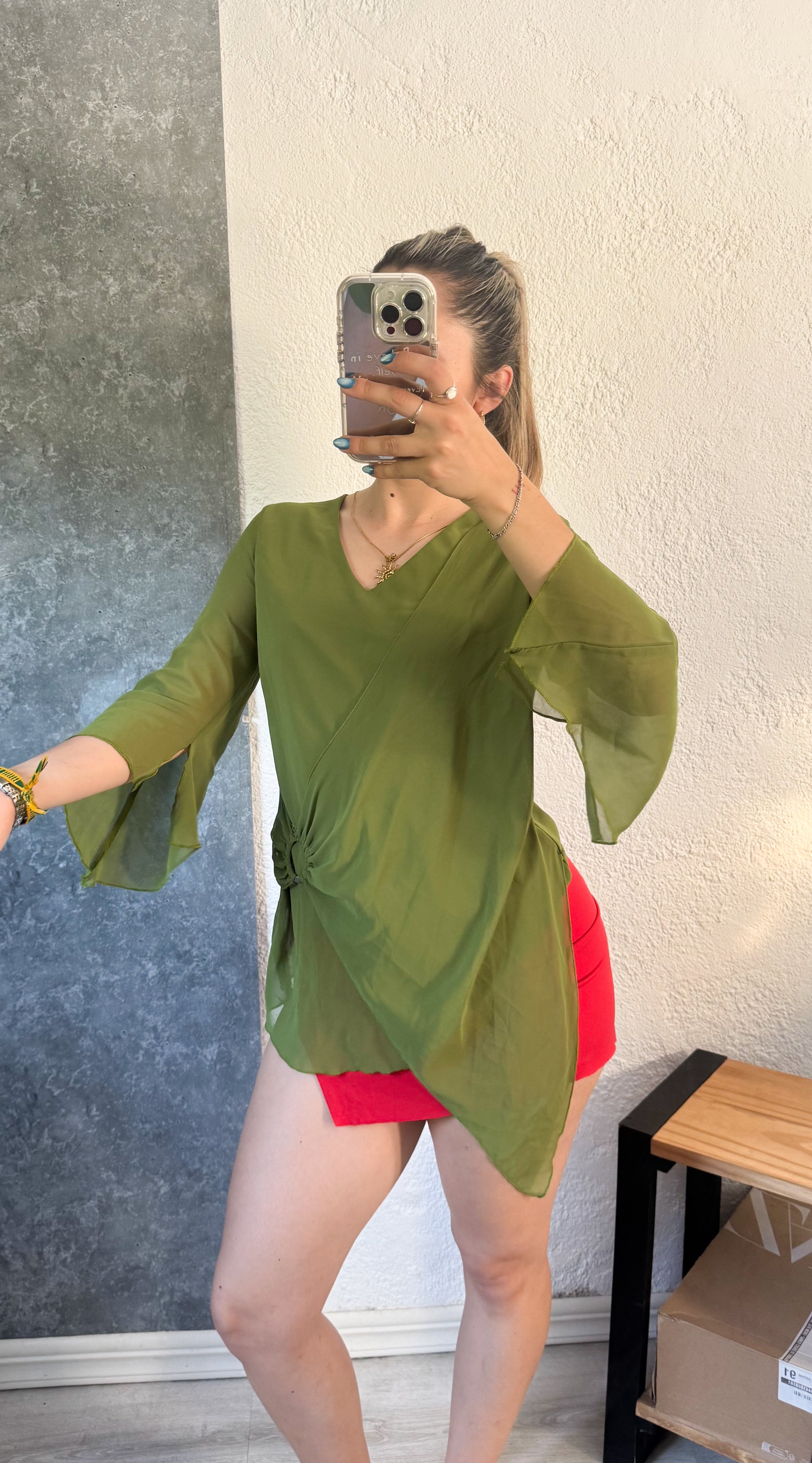 Blusa verde cruzada de gasa