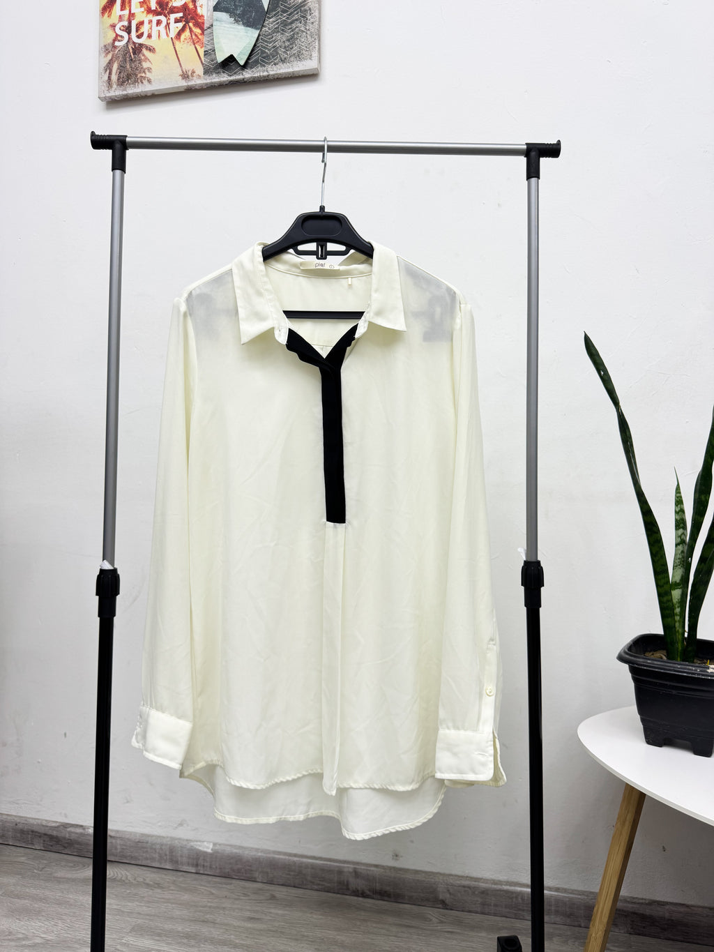 Camisa larguita blanca con cuello negro