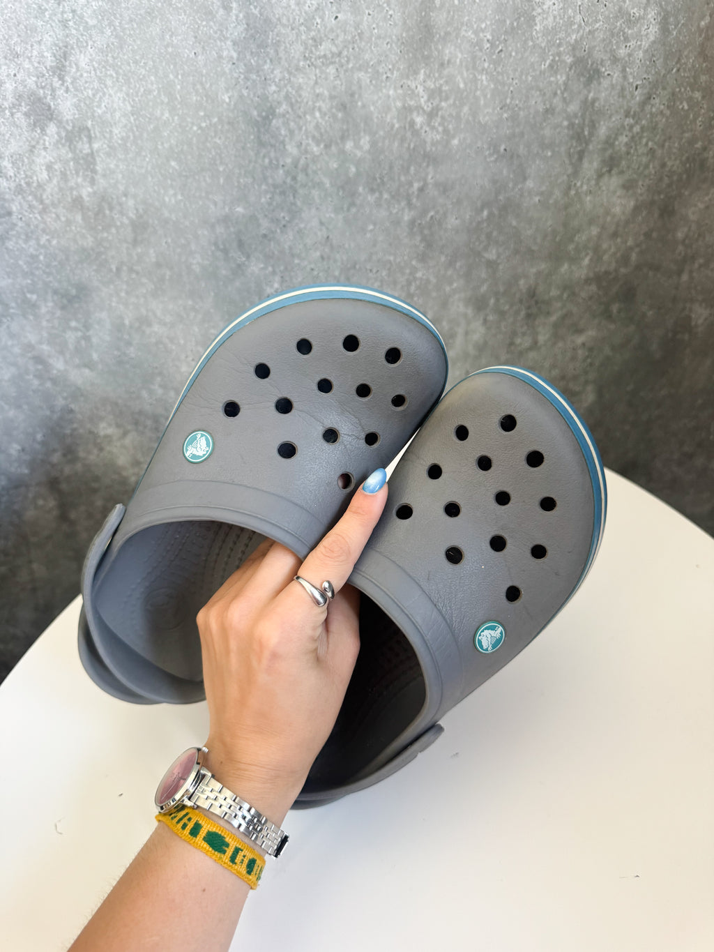 Crocs grises y celeste originales, como nuevas