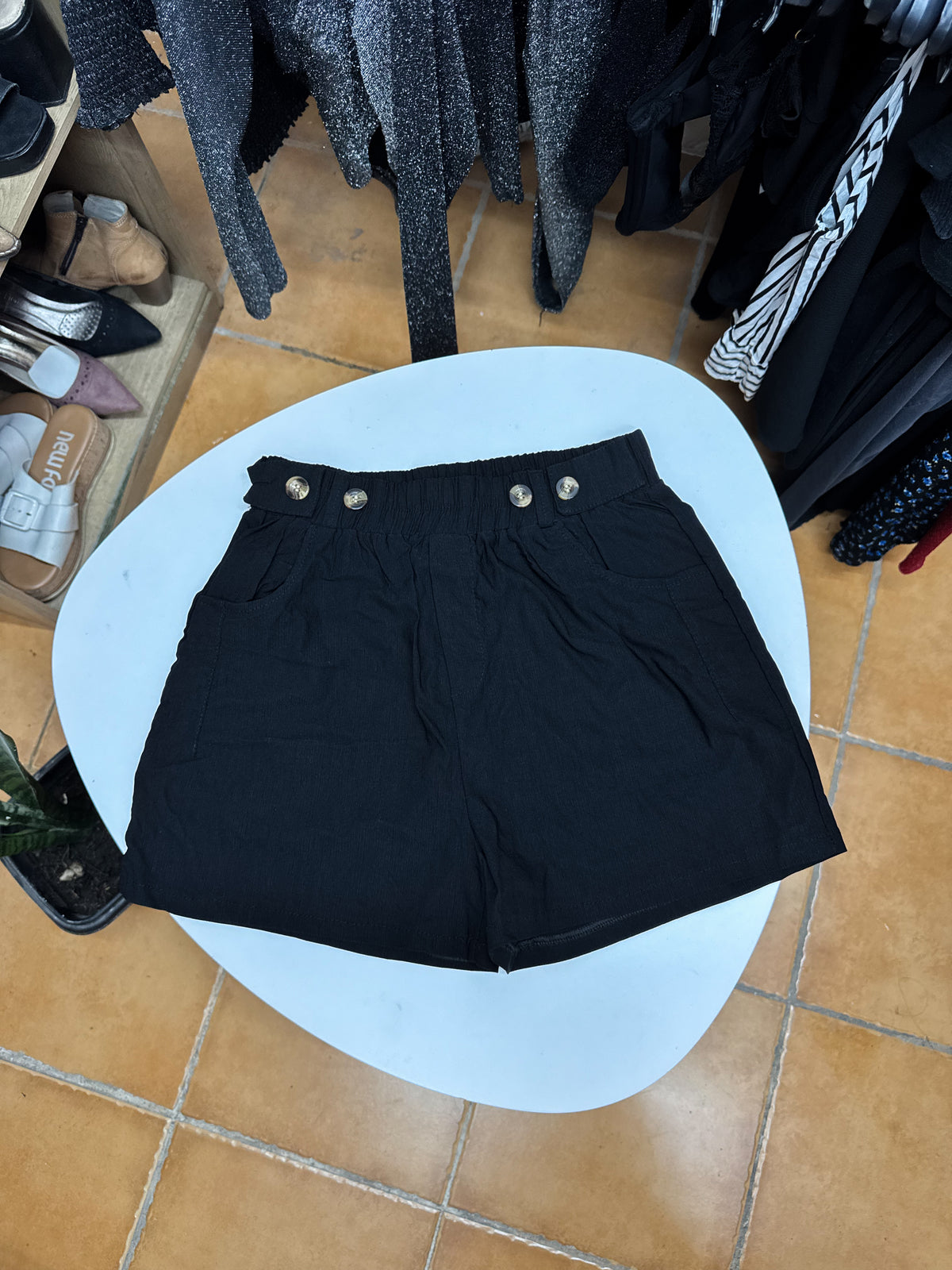 Short negro alicrado