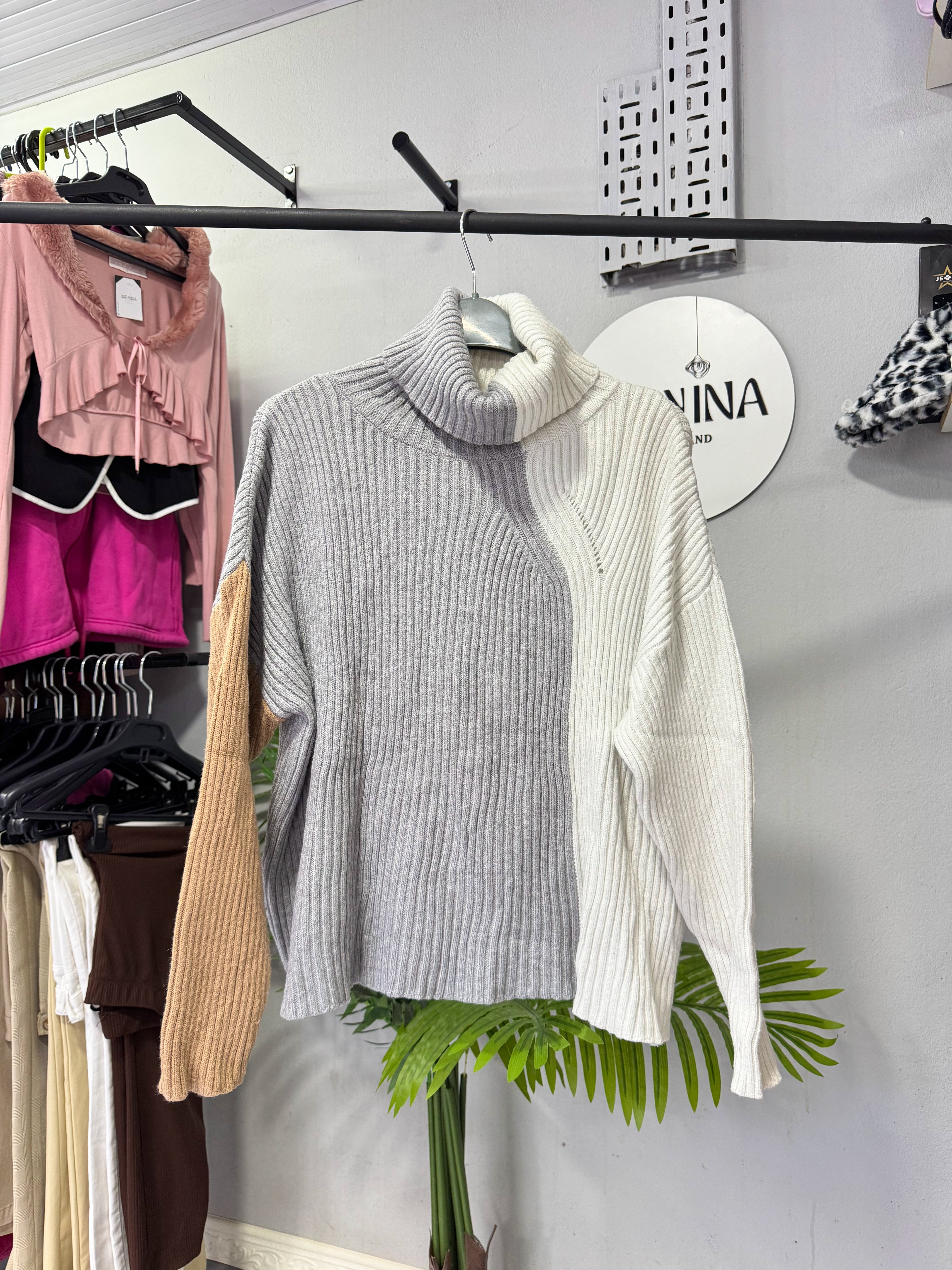 Polera blanca gris y marrón