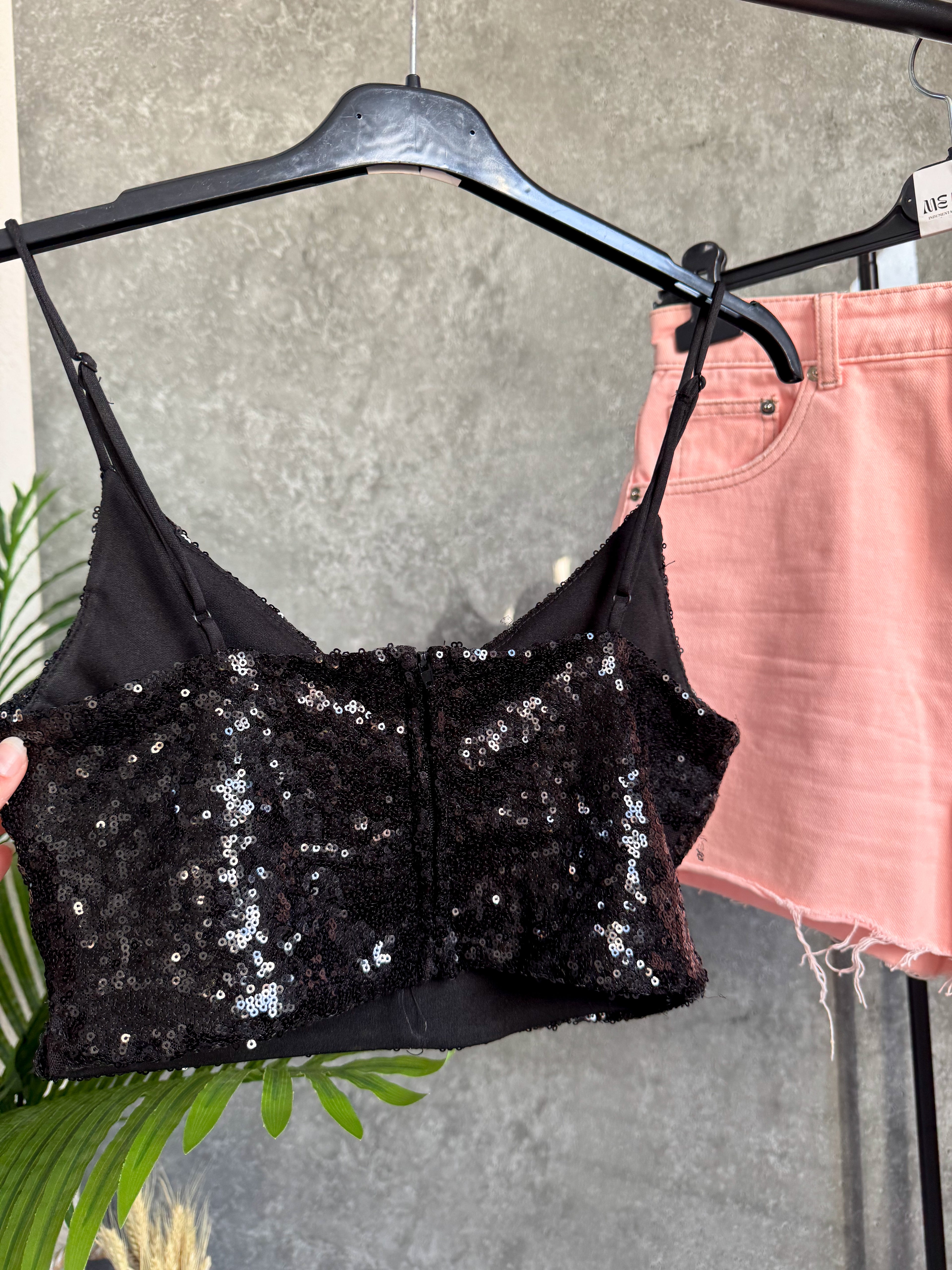 Top negro de lentejuelas