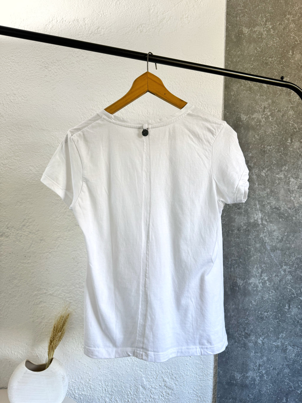 Remera blanca con frase adelante