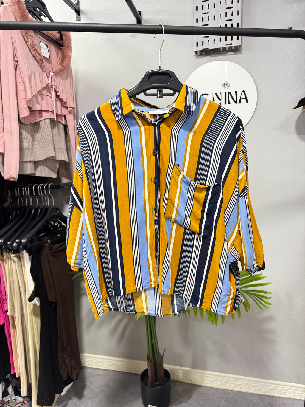 Camisa manga corta azul y amarilla a rayas