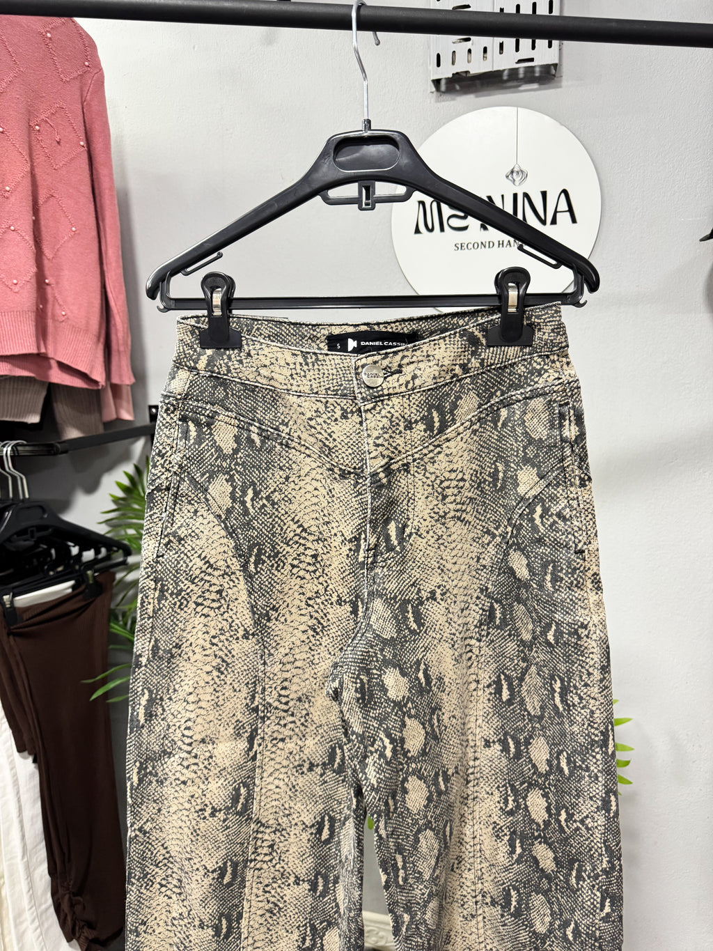 Pantalón serpiente ancho